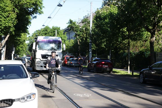 Rad-Piktogramme sollen Radfahrer dazu ermutigen, zwischen den Gleisen zu fahren. Entlang der Autos drohen Dooring-Unfälle.