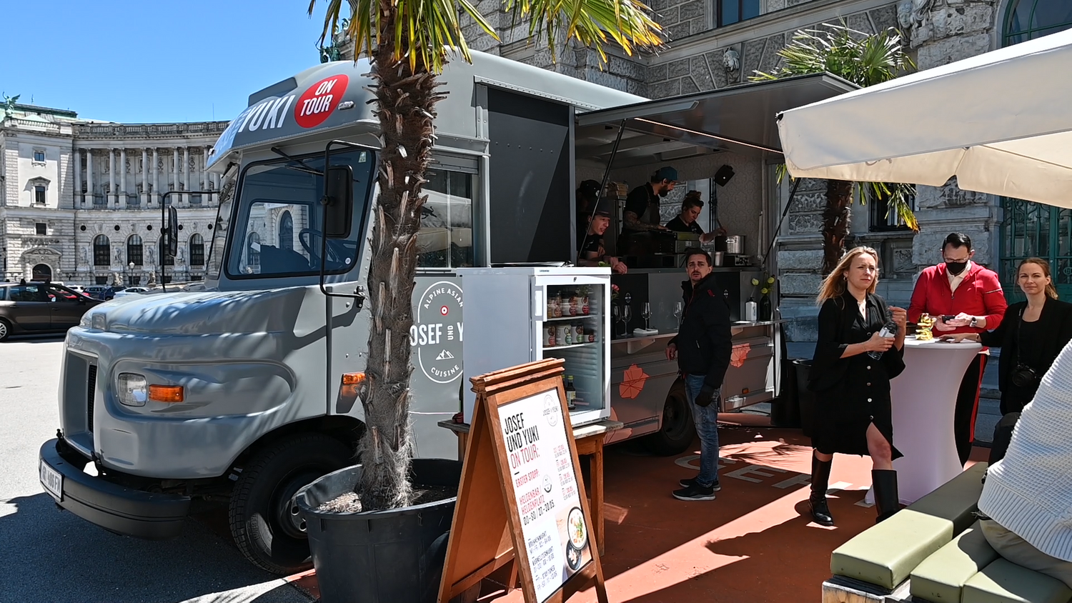 Der Food-Truck von "Josef und Yuki" hält noch bis 30.5. bei der Heldenbar.