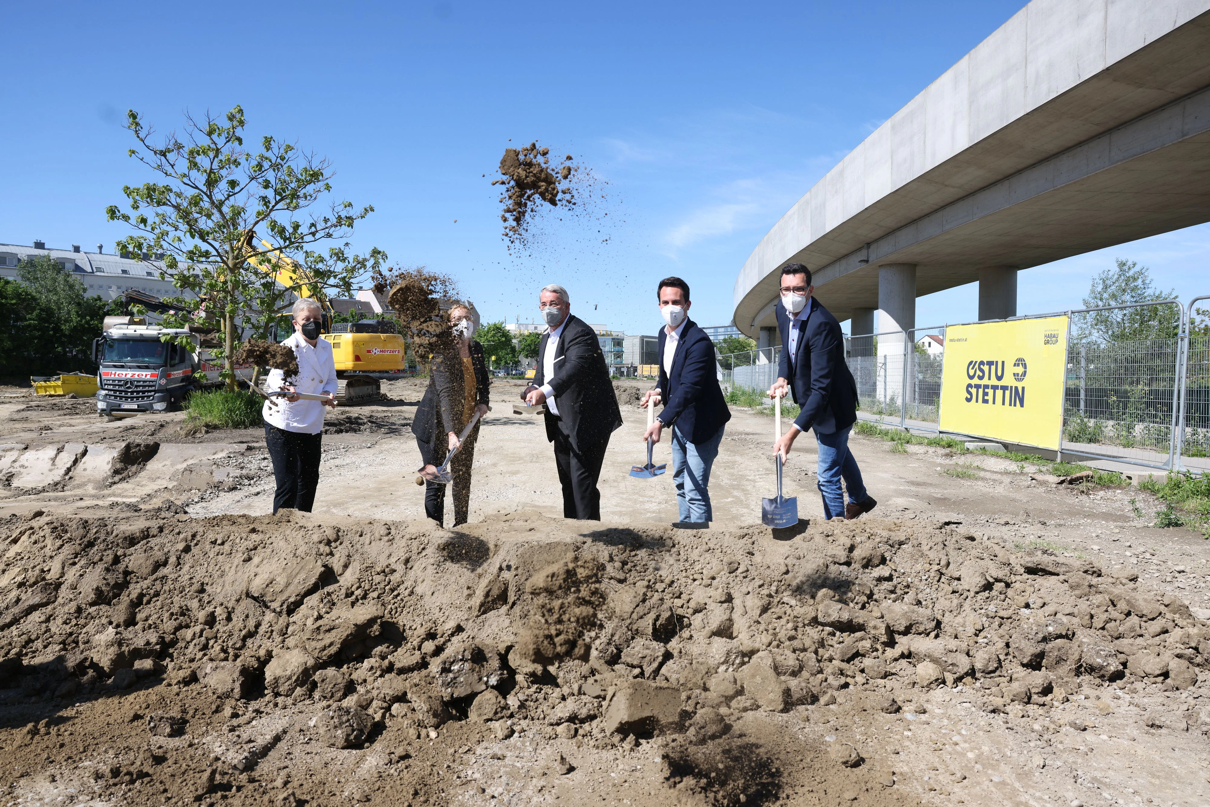 Bildungsstadtrat Christoph Wiederkehr (2. v. re.) mit Wien Holding-Geschäftsführerin Silke Oblak, Andrea Trattnig (MA 56 Schulen), Bezirksvorsteher Ernst Nevrivy und Bildungsdirektor Heinrich Himmer (v. li. n. re.).