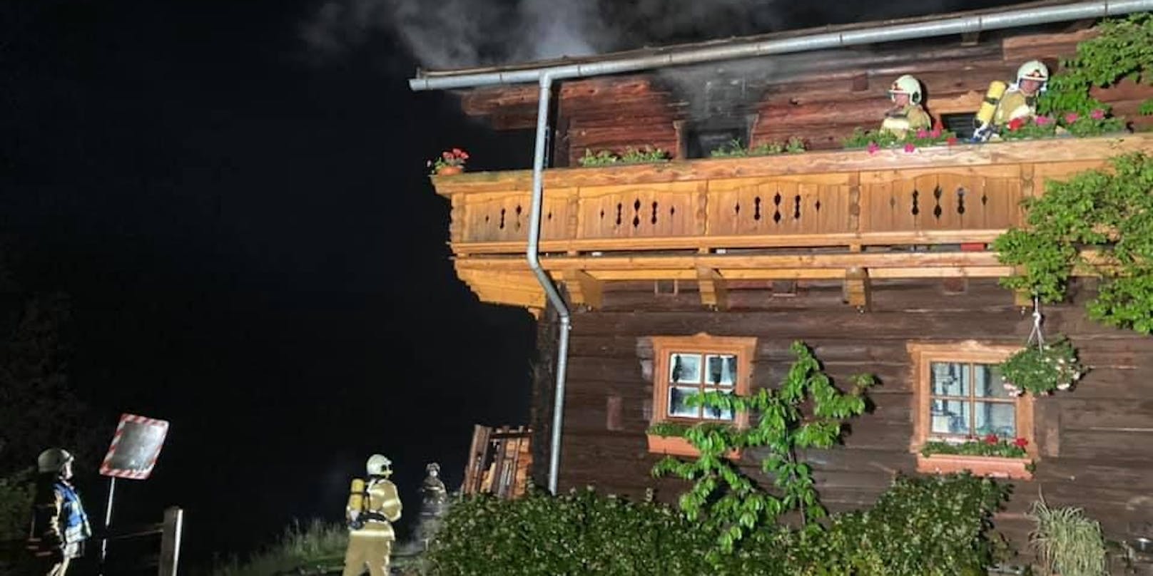 Im obersten Stockwerk eines Bauernhauses in Hüttau (S) brach Dienstagabend ein Feuer aus.