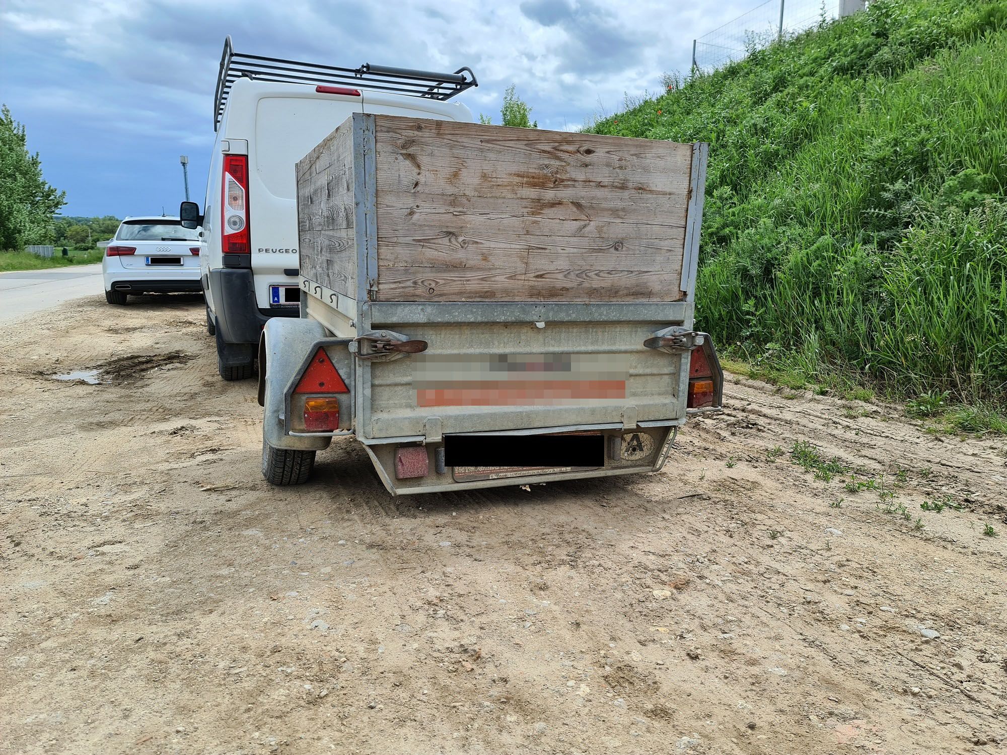 Der völlig überladene Anhänger.