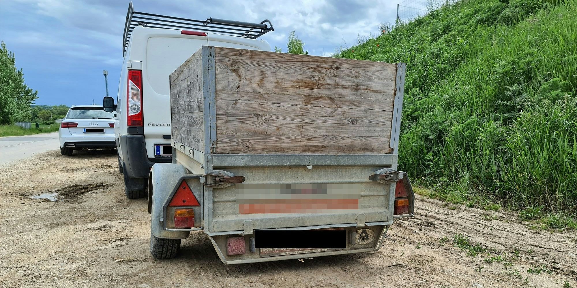 Der völlig überladene Anhänger.