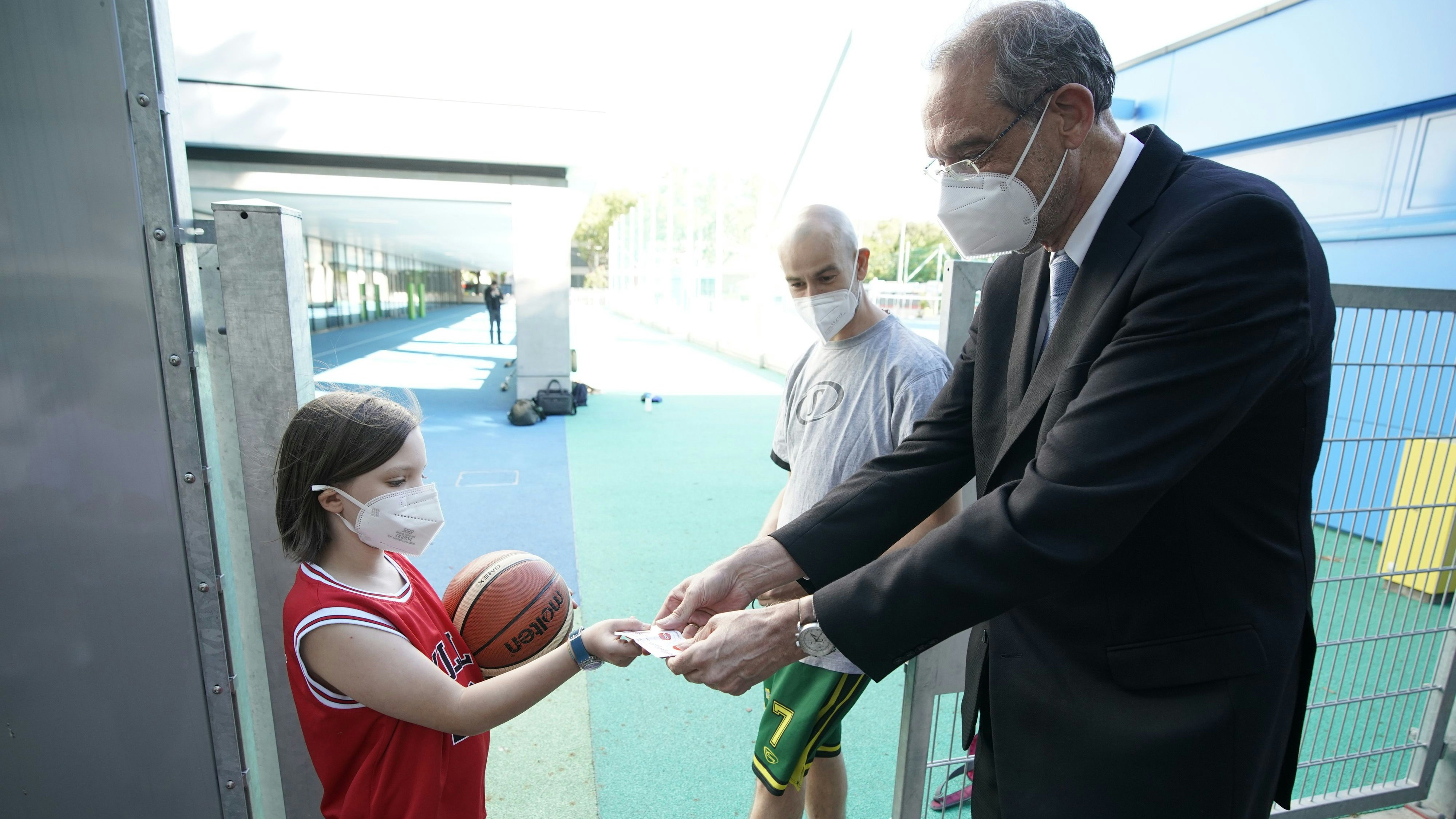 Bei seinem Besuch kontrollierte der Minister auch die Ninja-Pässe der Schüler.