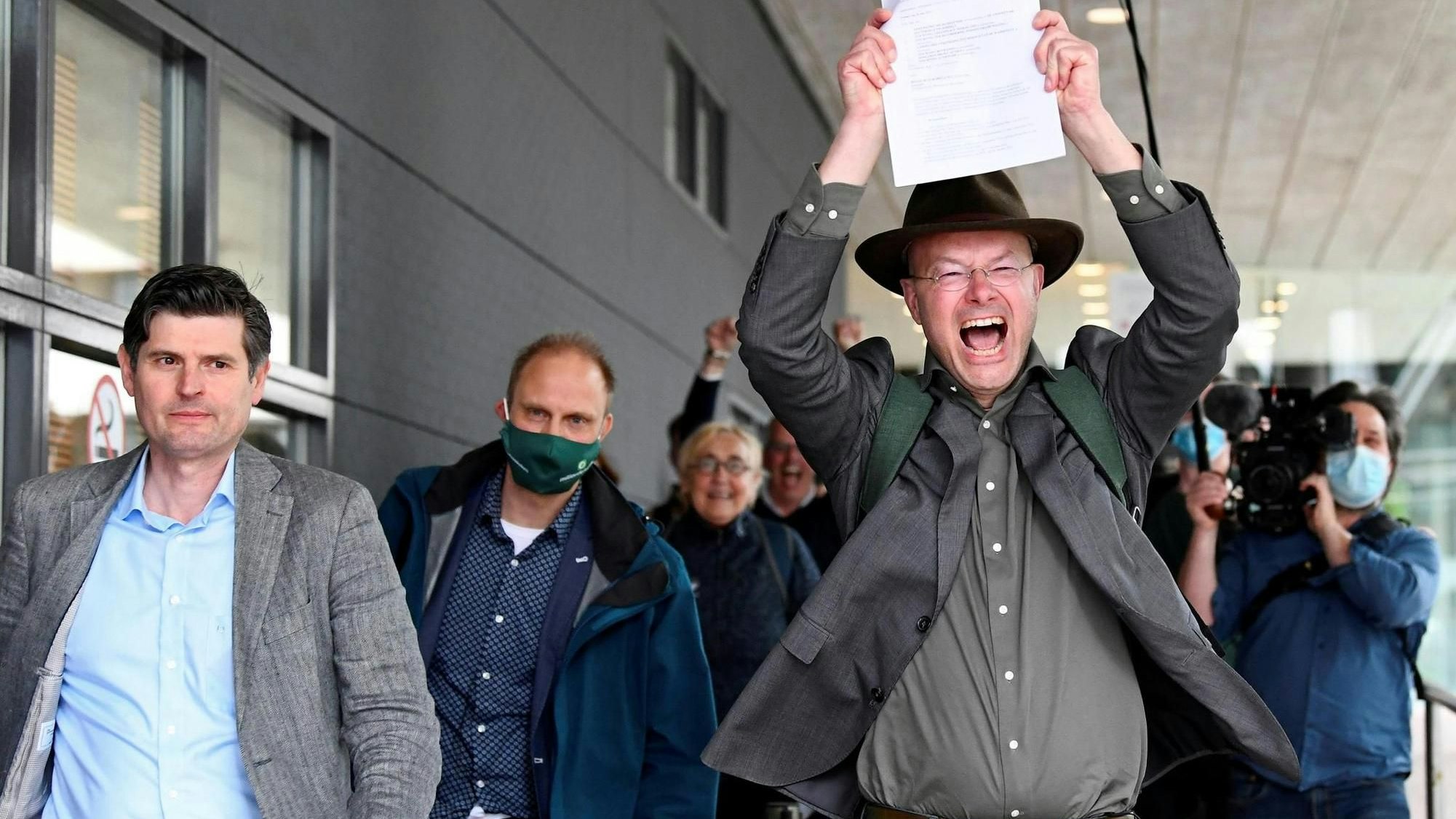 Klimaaktivist Donald Pols feiert das Urteil.