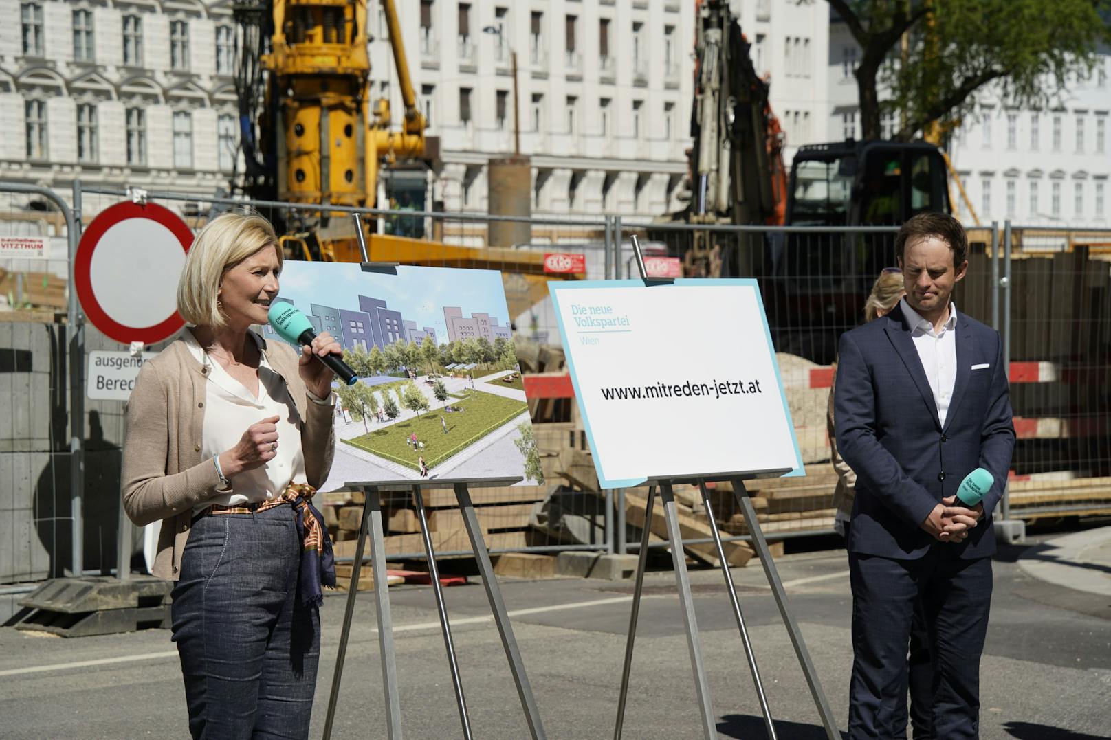 Der Wiener ÖVP-Klubobmann Markus Wölbitsch und ÖVP-Landesgeschäftsführerin Bernadette Arnoldner stellen die Initative bei einem Termin vor dem Rathaus vor.<br>