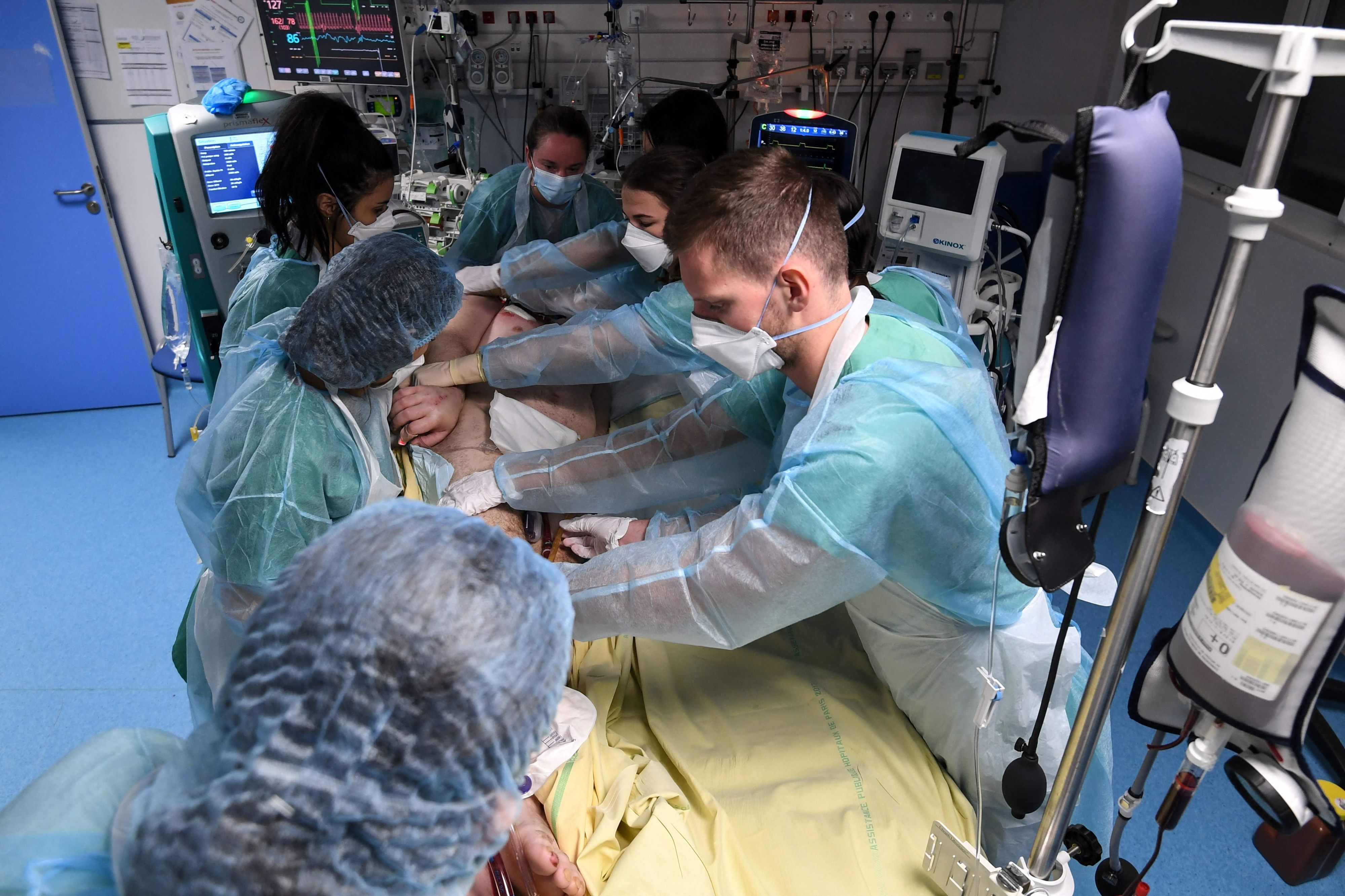 Medizinisches Personal kümmert sich um einen Coronapatienten auf der Intensivstation.