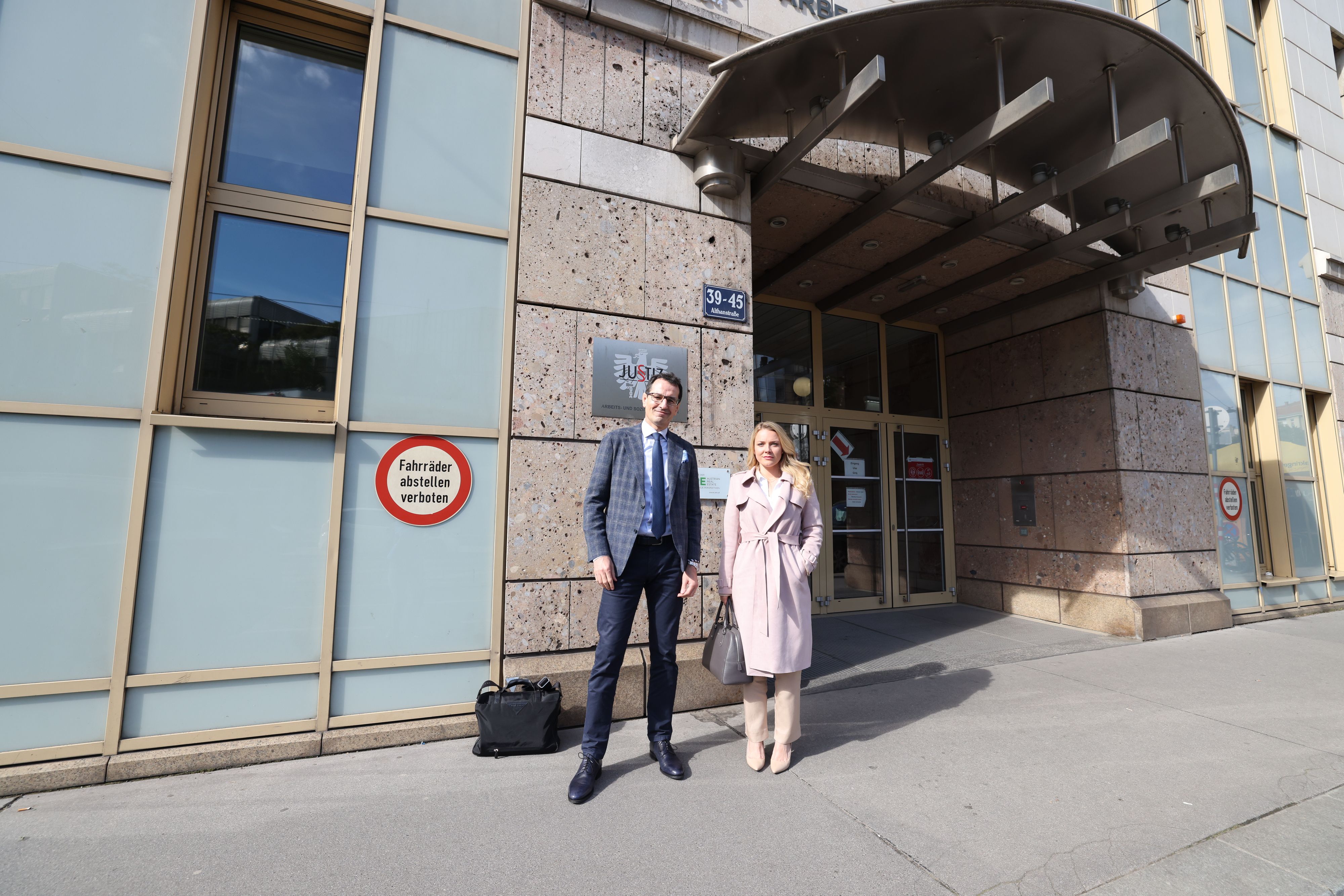 Raphaela Scharf und ihr Anwalt Michael Rami verbuchen die Klagseinschränkung Fellners als "Riesenerfolg".