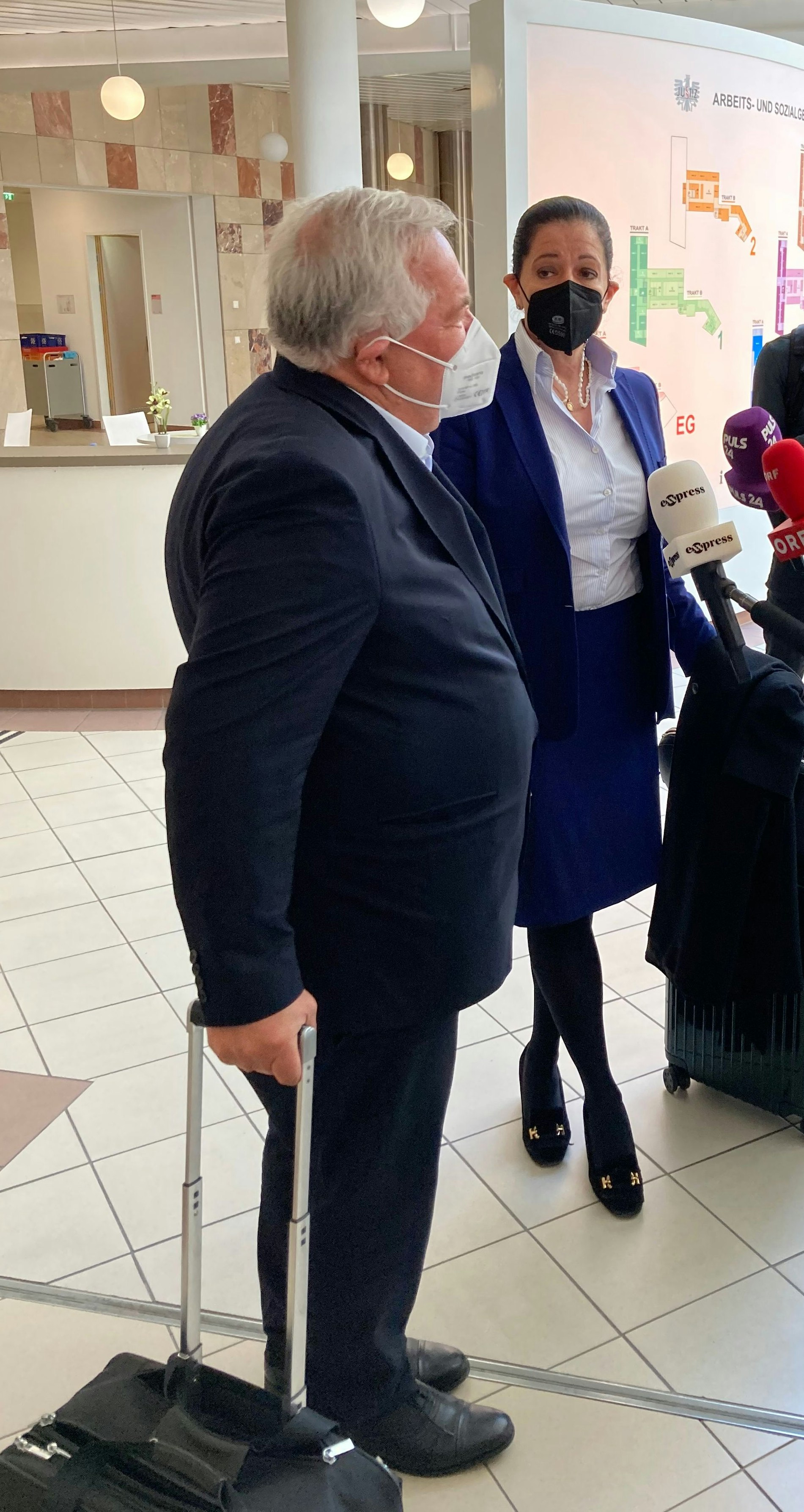 Wolfgang Fellner gab sich verfrüht siegessicher. Seine Anwältin Kristina Venturini (r.) sagte zu Raphaela Scharfs Belästigungs-Vorwürfen: "Das ist Missbrauch von Me Too".