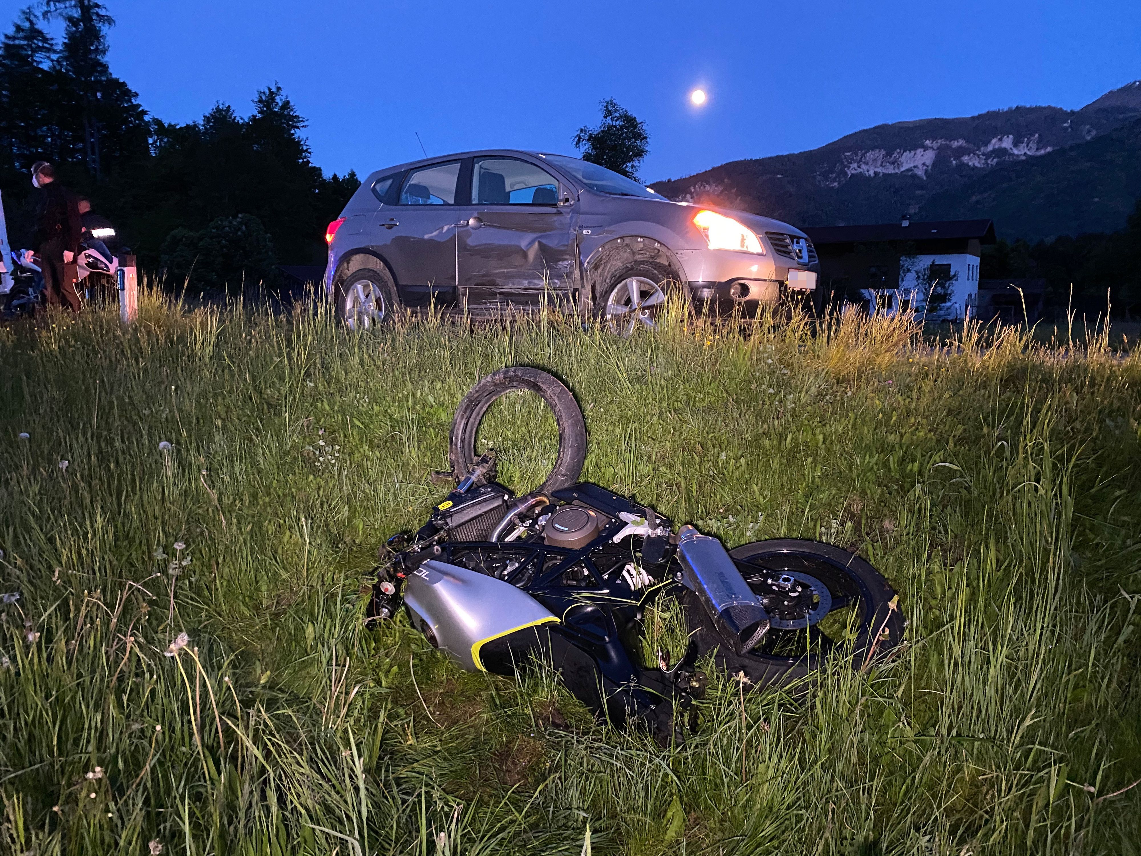 Kramsach-Verkehrsunfall zwischen Pkw und Motorrad in Kramsach (25. Mai 2021)