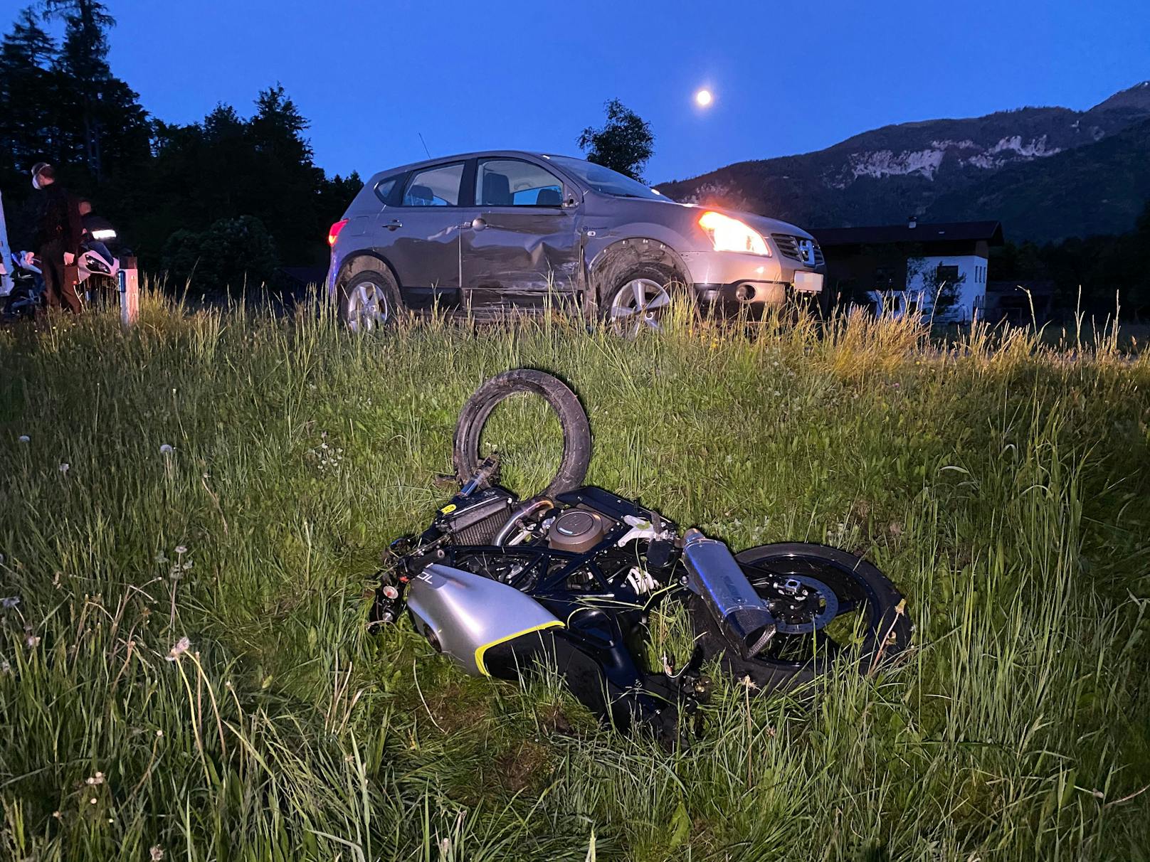 Kramsach-Verkehrsunfall zwischen Pkw und Motorrad in Kramsach (25. Mai 2021)