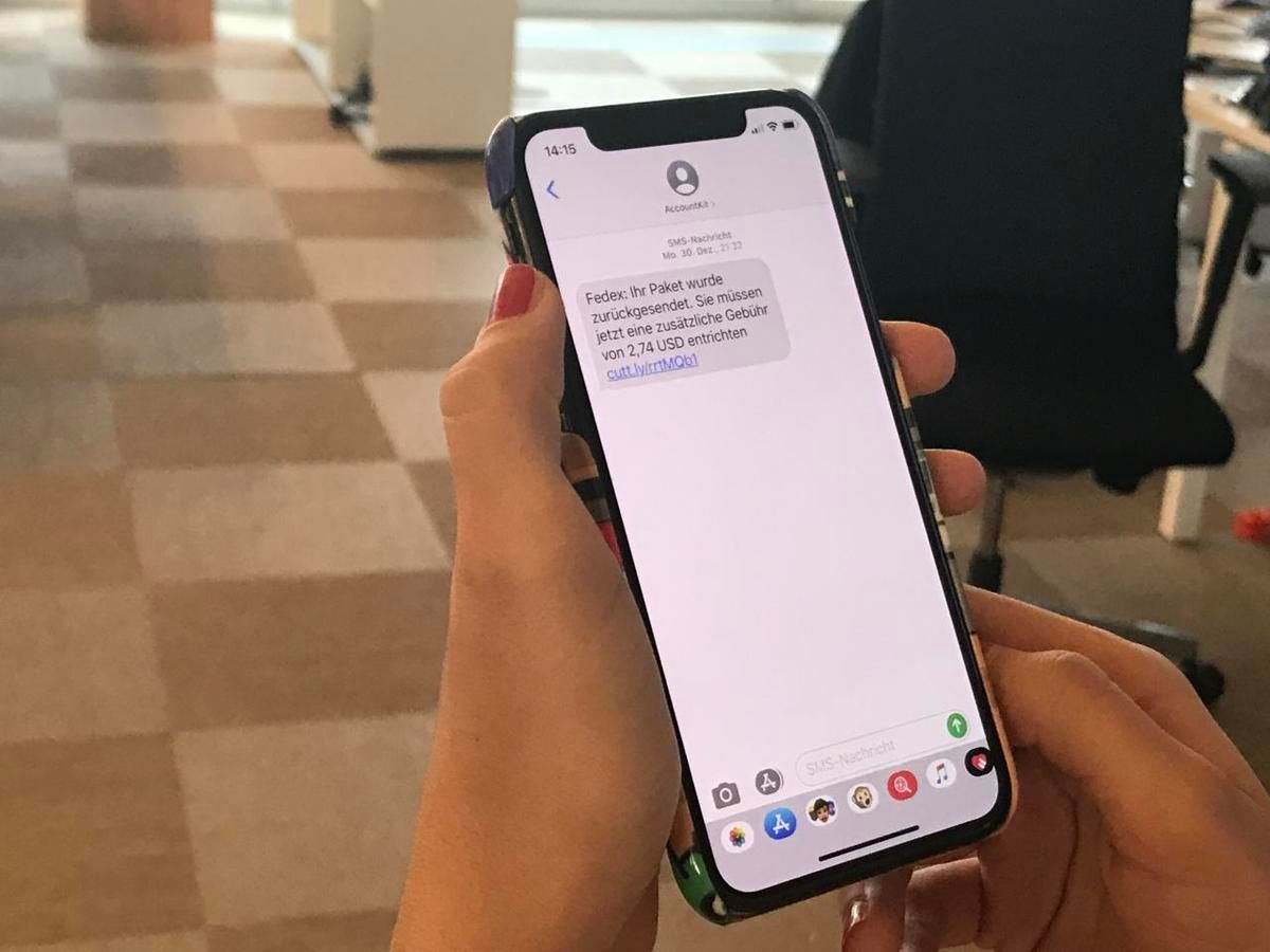 Verschiedene Swisscom-Kunden haben ein SMS erhalten, das ein Problem mit einem Paket vortäuscht.