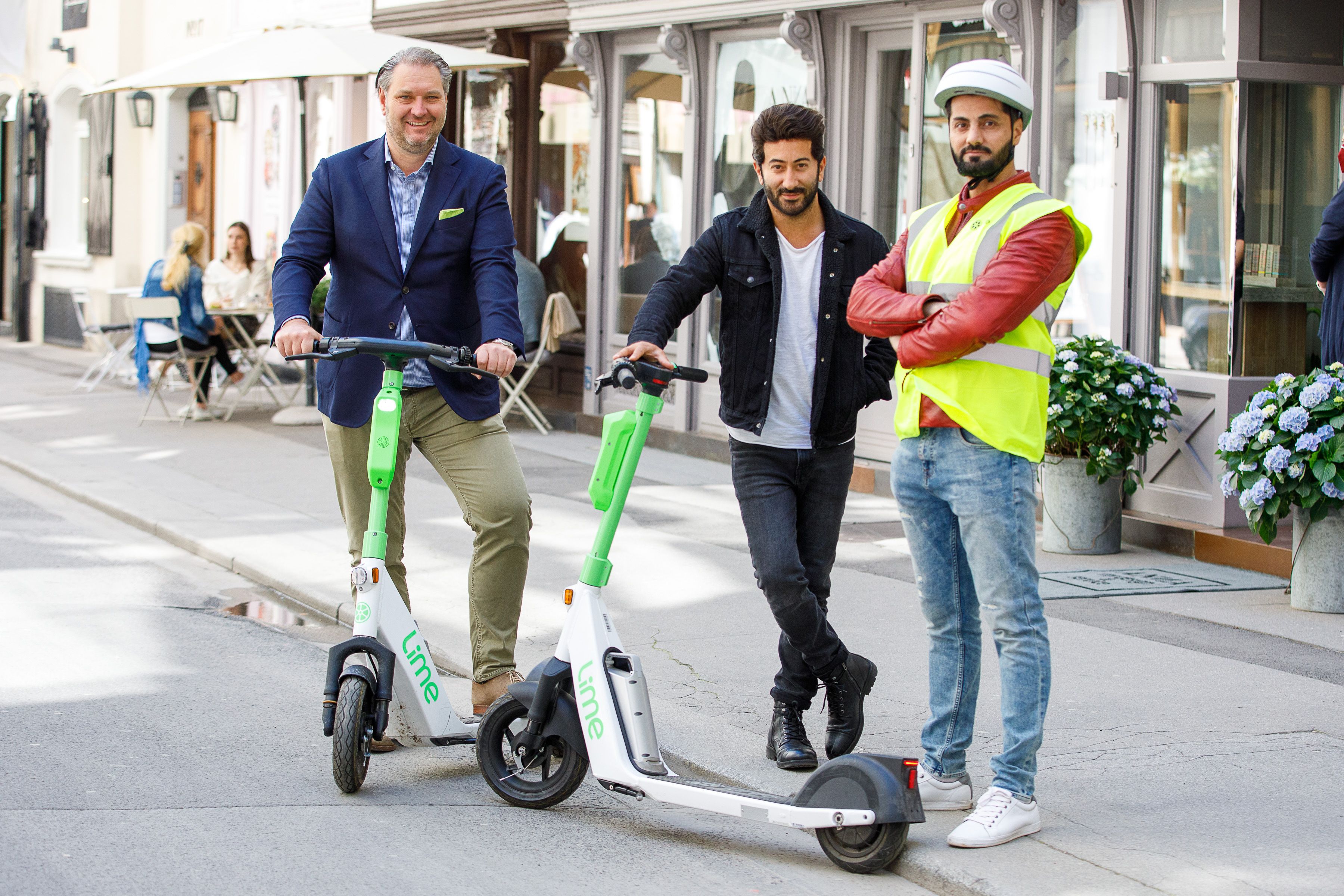 Dieter Steup, WK Wien-Bezirksobmann für die Innere Stadt, und Jashar Seyfi, Geschäftsführer des E-Scooter-Verleihers Lime in der DACH-Region, mit dem Scooter-Ordner 