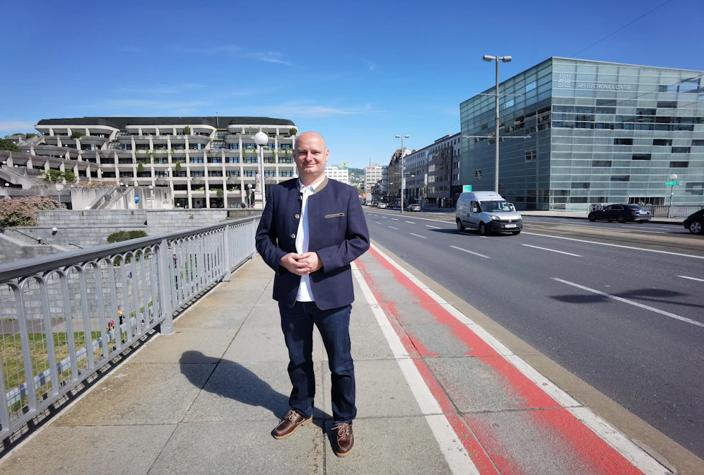 Markus Hein (FPÖ) setzt weiter auf den roten Radweg auf der Nibelungenbrücke.