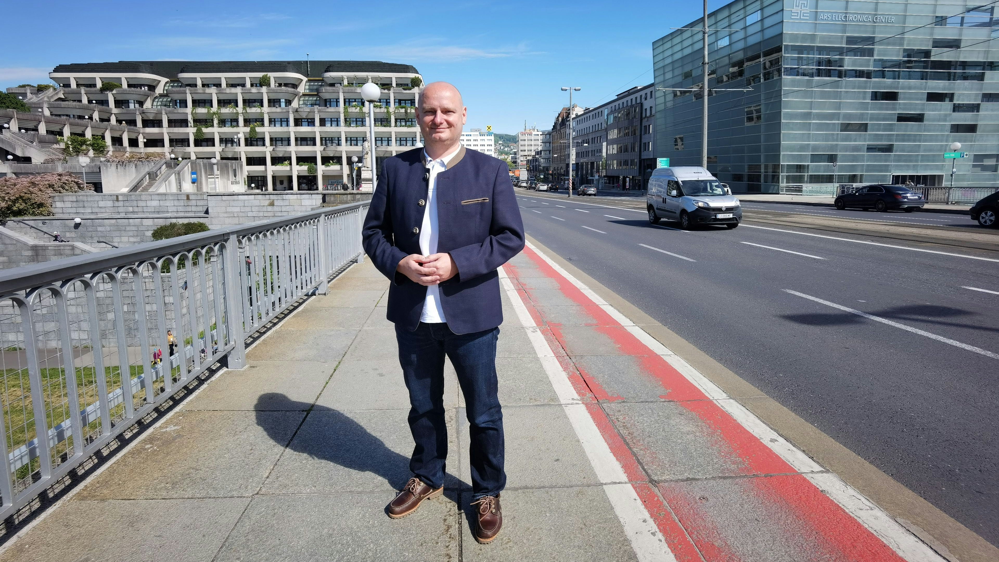 Markus Hein (FPÖ) setzt weiter auf den roten Radweg auf der Nibelungenbrücke.