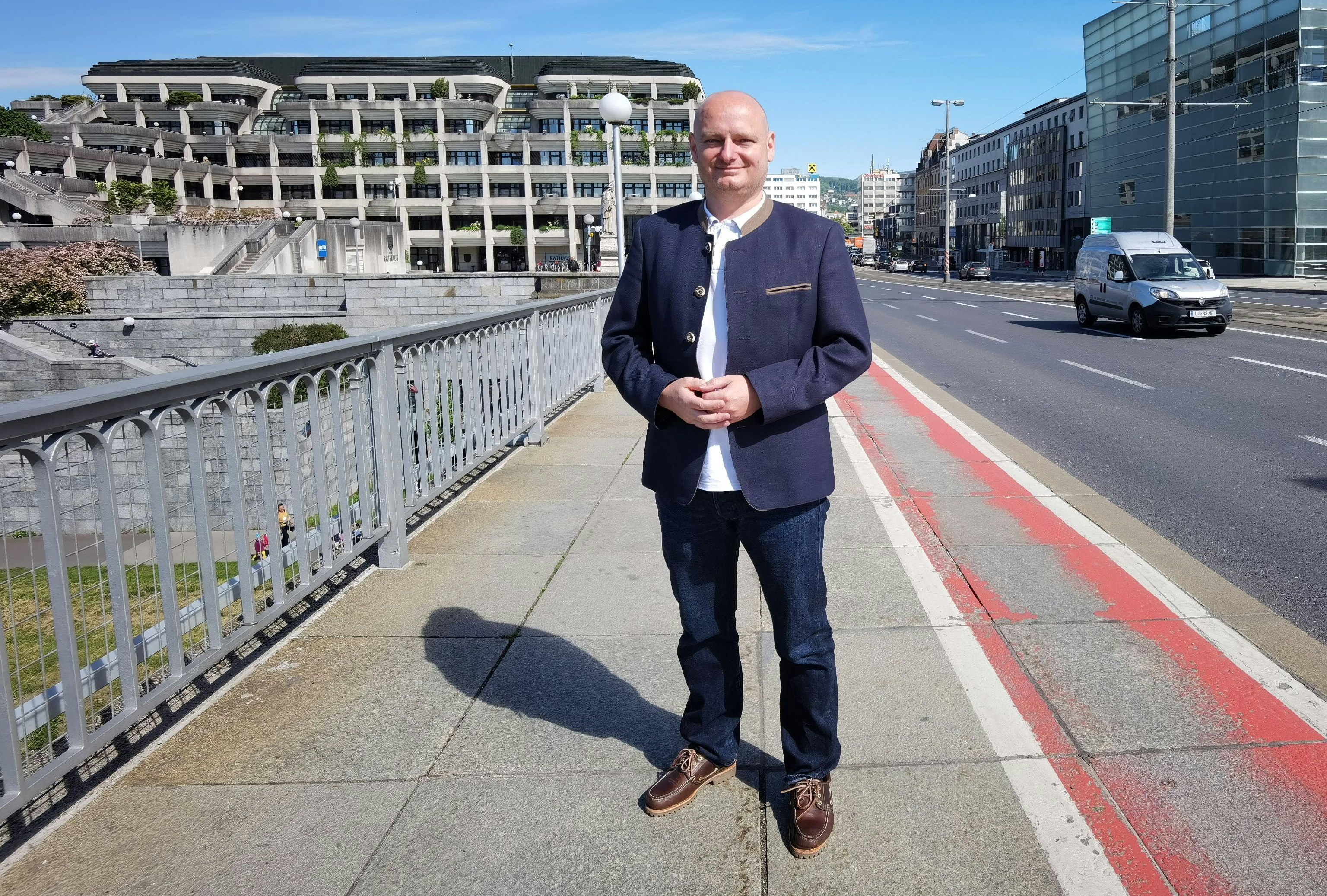 Markus Hein (FPÖ) setzt weiter auf den roten Radweg auf der Nibelungenbrücke.