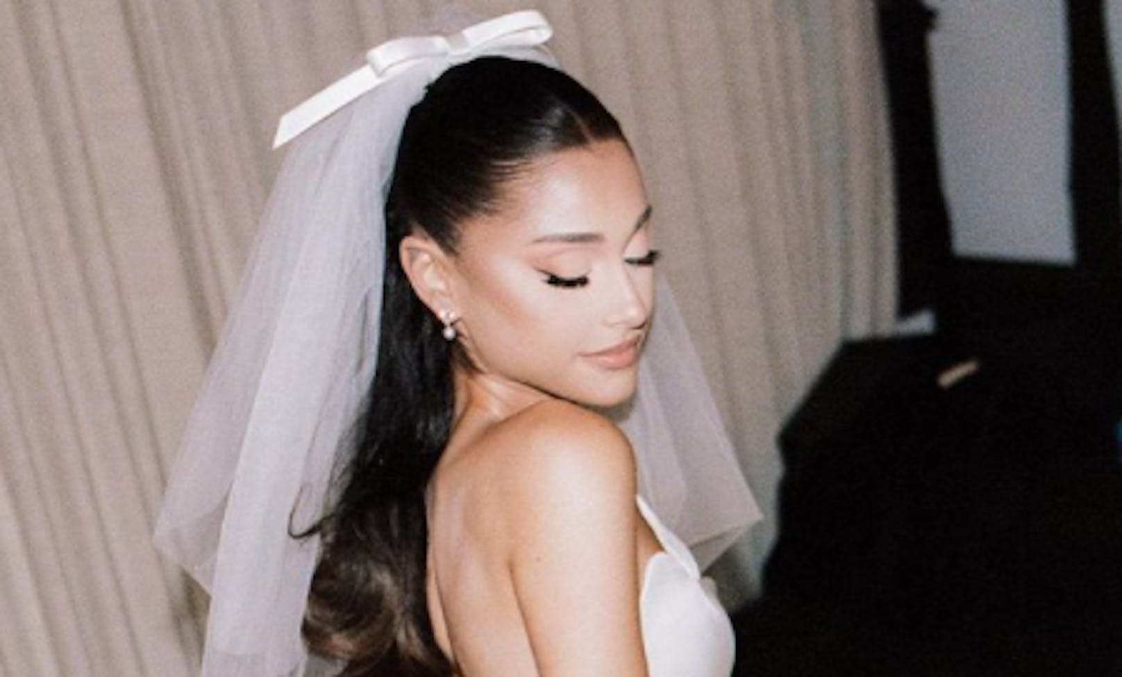 Ariana Grande ist verheiratet. Hier ein Foto von ihrer Hochzeit.
