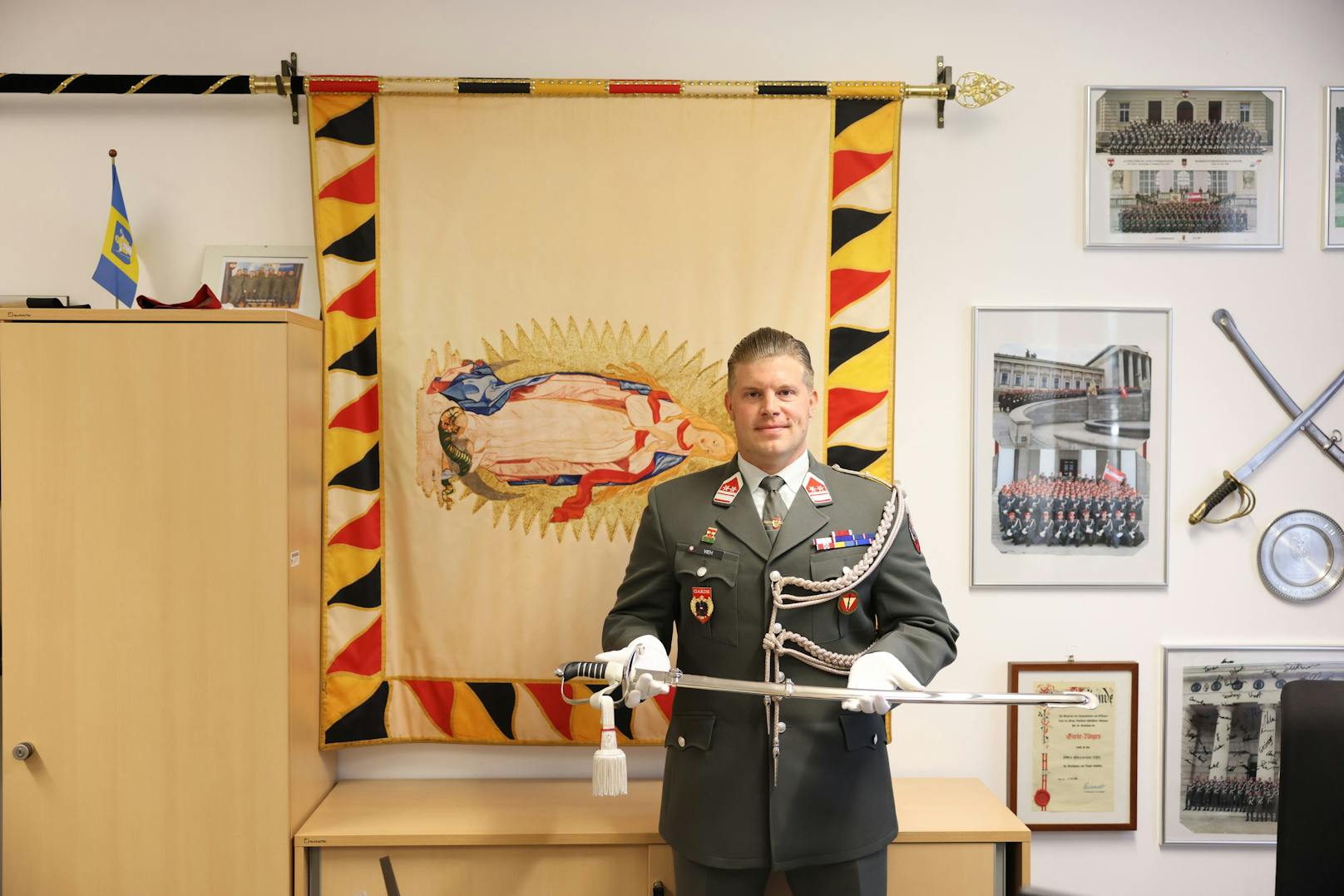 Garde-Protokollunteroffizier Alexander Vieh (33) bewahrt seinen Säbel im Büro auf.