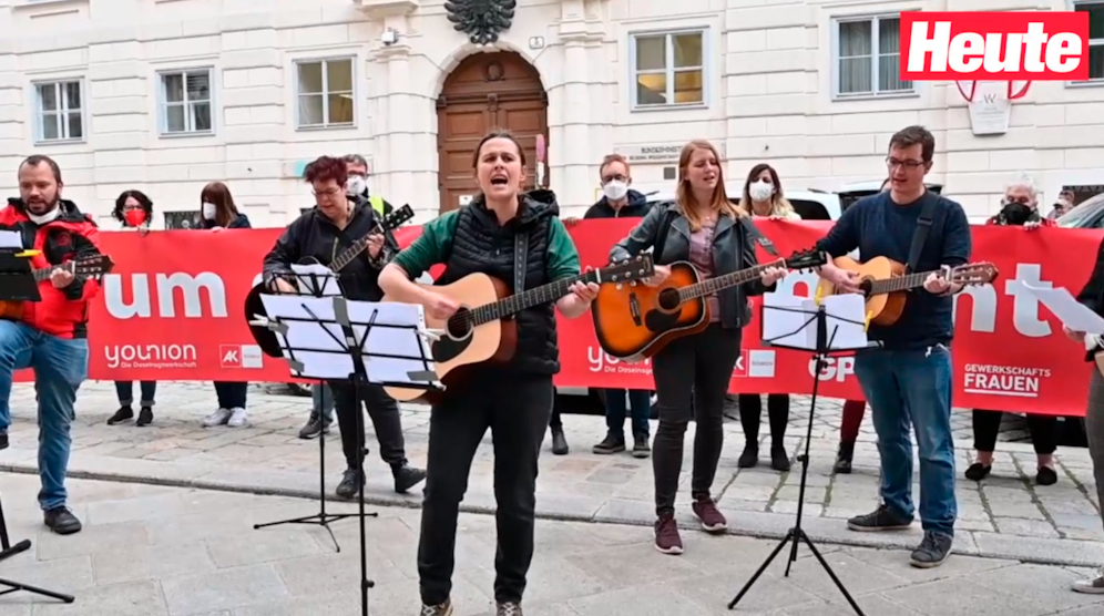 Kindergärtner protestieren musizierend vor dem Bildungsministerium.