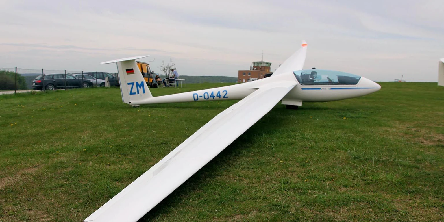 Ein Rolladen-Schneider LS8 Segelflieger