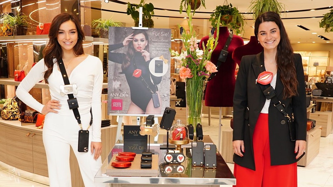 Lili Paul-Roncalli (l.) bei der Präsentation des "Pocket Phonestraps"