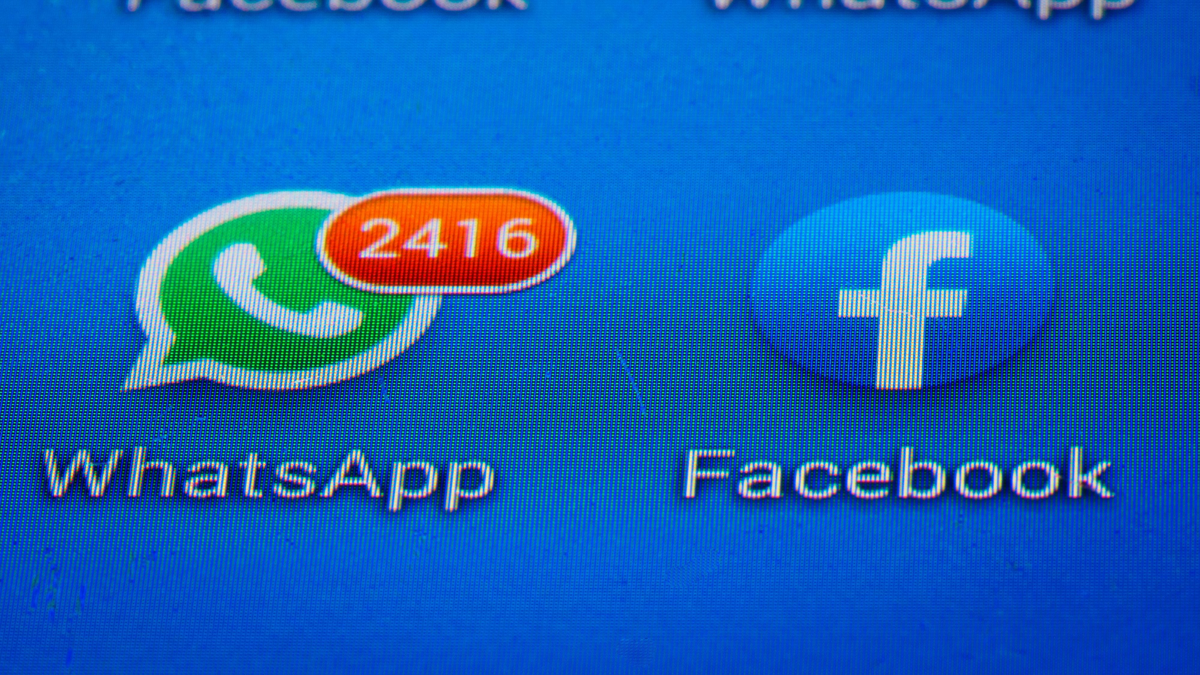 Download von www.picturedesk.com am 27.05.2021 (09:40).  10 January 2021, Berlin: ILLUSTRATION: Facebook and WhatsApp app logos on the screen of an Android smartphone. Photo: Soeren Stache/dpa-Zentralbild/ZB - 20210110_PD12299 - Rechteinfo: Rights Managed (RM)