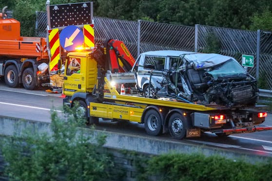 Der Kleinbus prallte gegen einen Lastwagen der Asfinag. Zwei Insassen starben.