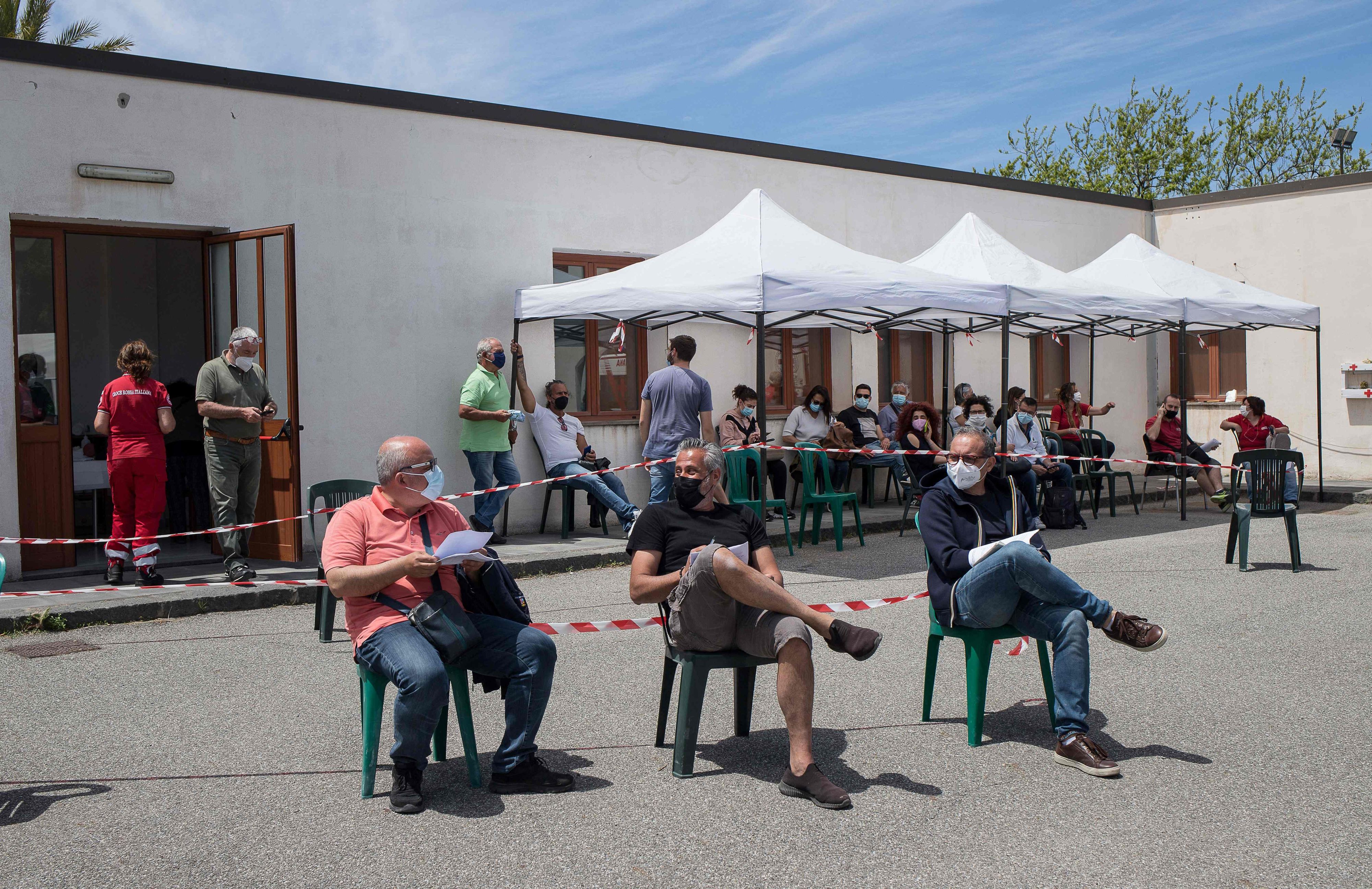 Download von www.picturedesk.com am 27.05.2021 (11:21).  Residents wait to be vaccinated against the coronavirus, Covid-19, on the island of Vulcano, in the Sicylian Aeolian archipelago on May 14, 2021. - Italy said it is lifting quarantine requirements for visitors from the European Union, Britain and Israel who test negative for the coronavirus, as it seeks to woo tourists on May 14, 2021. Under the new rules that will come into force on Sunday, Italian Prime Minister Mario Draghi has said the return of tourists is crucial to the recovery of the eurozone's third largest economy, which was one of the EU countries worst hit by coronavirus. (Photo by Gianluca CHININEA / AFP) - 20210514_PD2928 - Rechteinfo: Rights Managed (RM) Nur für redaktionelle Nutzung! Werbliche Nutzung erfordert Freigabe: bitte schicken Sie uns eine Anfrage.