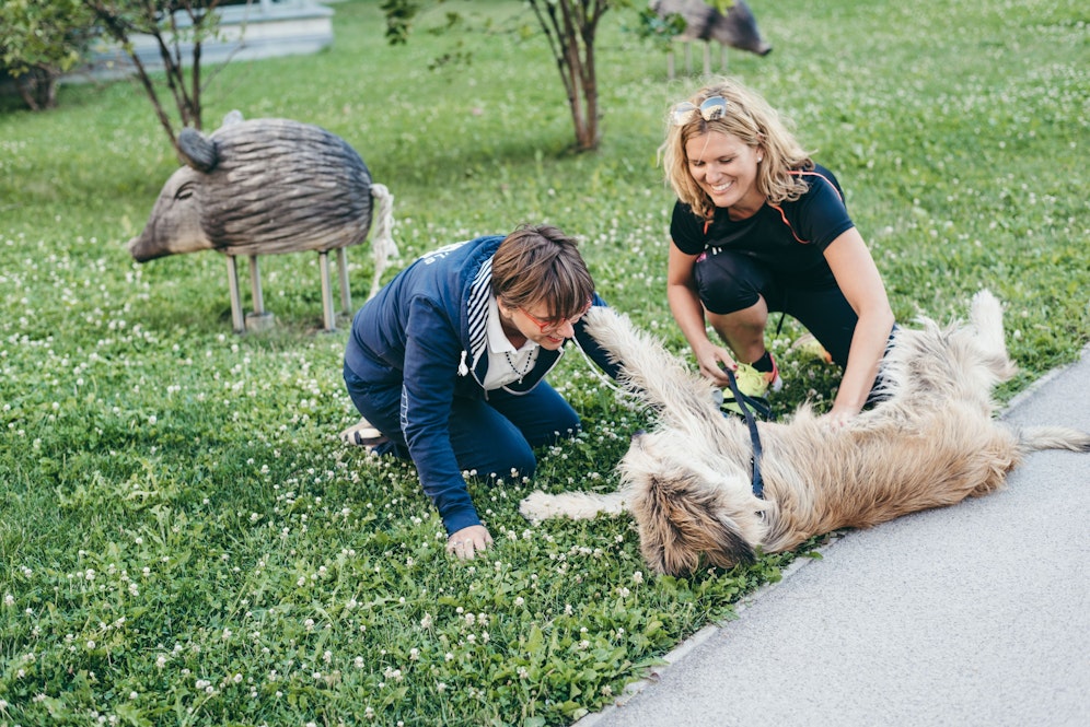 Marika und Katharina aus Wien teilen sich Hündin Eripa - und die genießt die doppelte Aufmerksamkeit.&nbsp;