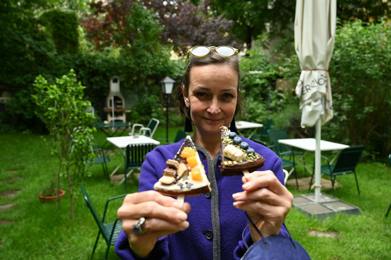 Im Gartencafé gibt es die leckersten Cheesecakes am Stick in Wien!