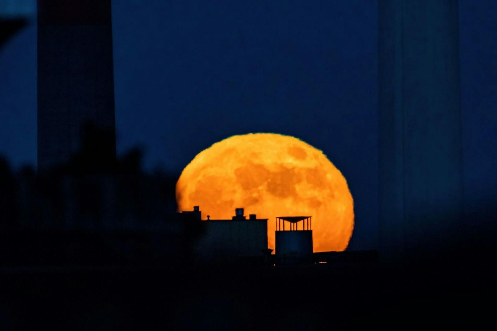 Ein Foto zeigt den Mond gegen 21:09, wie er zwischen den Schornsteinen vom Kraftwerk Simmerin, aufgeht. Man sieht gut die Unschärfe, welche dem Luftflimmern geschuldet ist. Die anderen beiden Fotos wurden gegen 21:45 im Stadtpark aufgenommen.