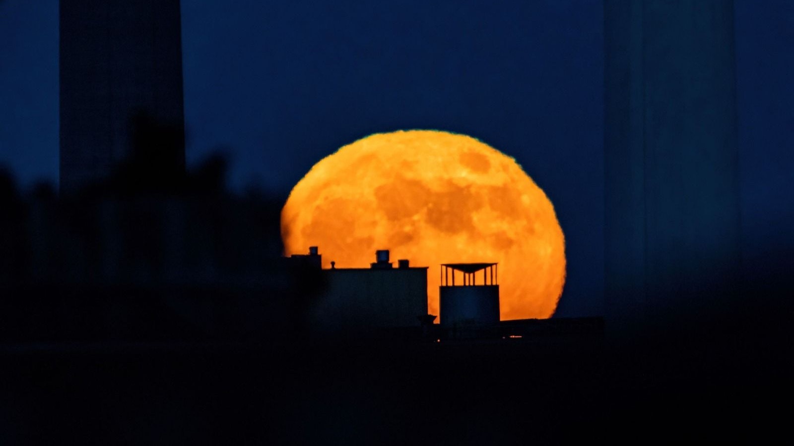  Ein Foto zeigt den Mond gegen 21:09, wie er zwischen den Schornsteinen vom Kraftwerk Simmering, aufgeht. Man sieht gut die Unschärfe welche dem Luftflimmern geschuldet ist. Die anderen beiden Fotos wurden gegen 21:45 im Stadtpark aufgenommen.