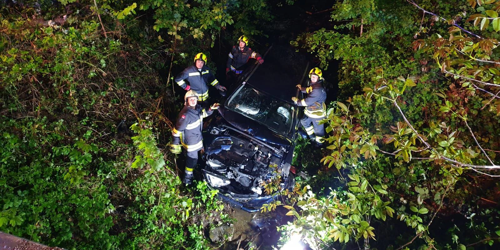 Die Florianis holten das Auto aus dem Bachbett.