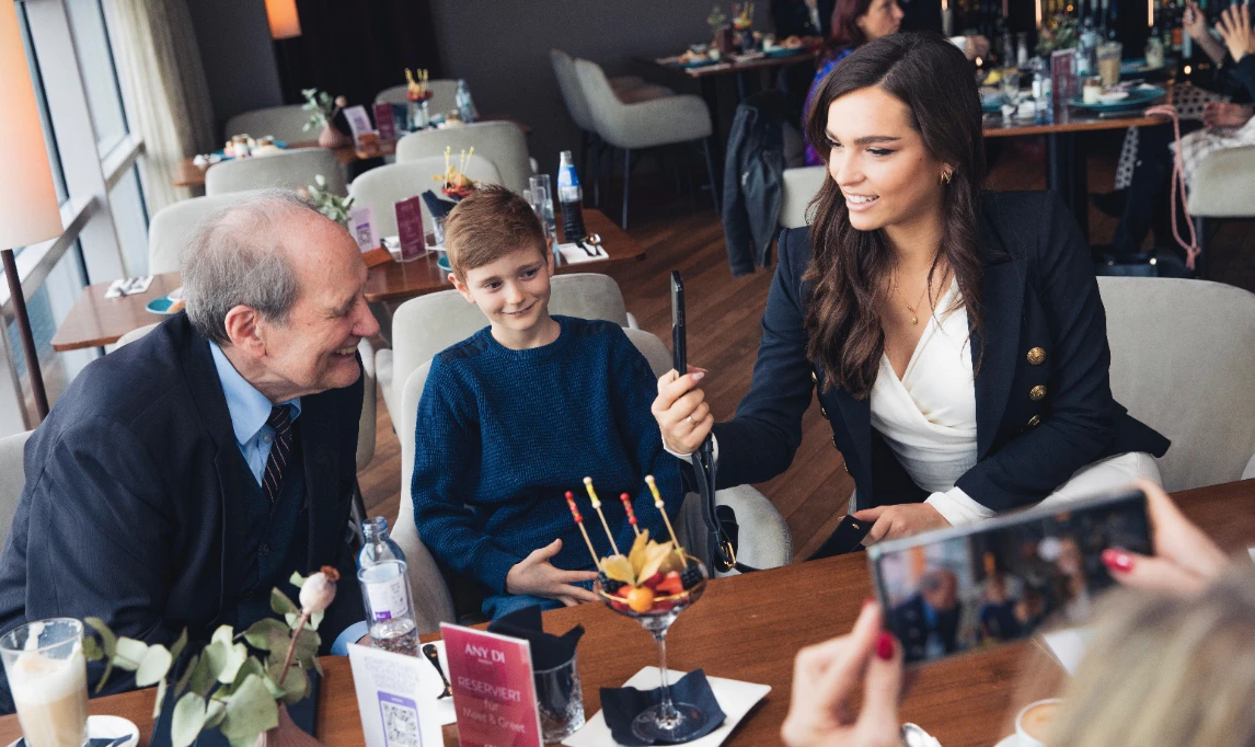 Lili Paul-Roncalli beim Meet & Greet mit ihren Verwandten