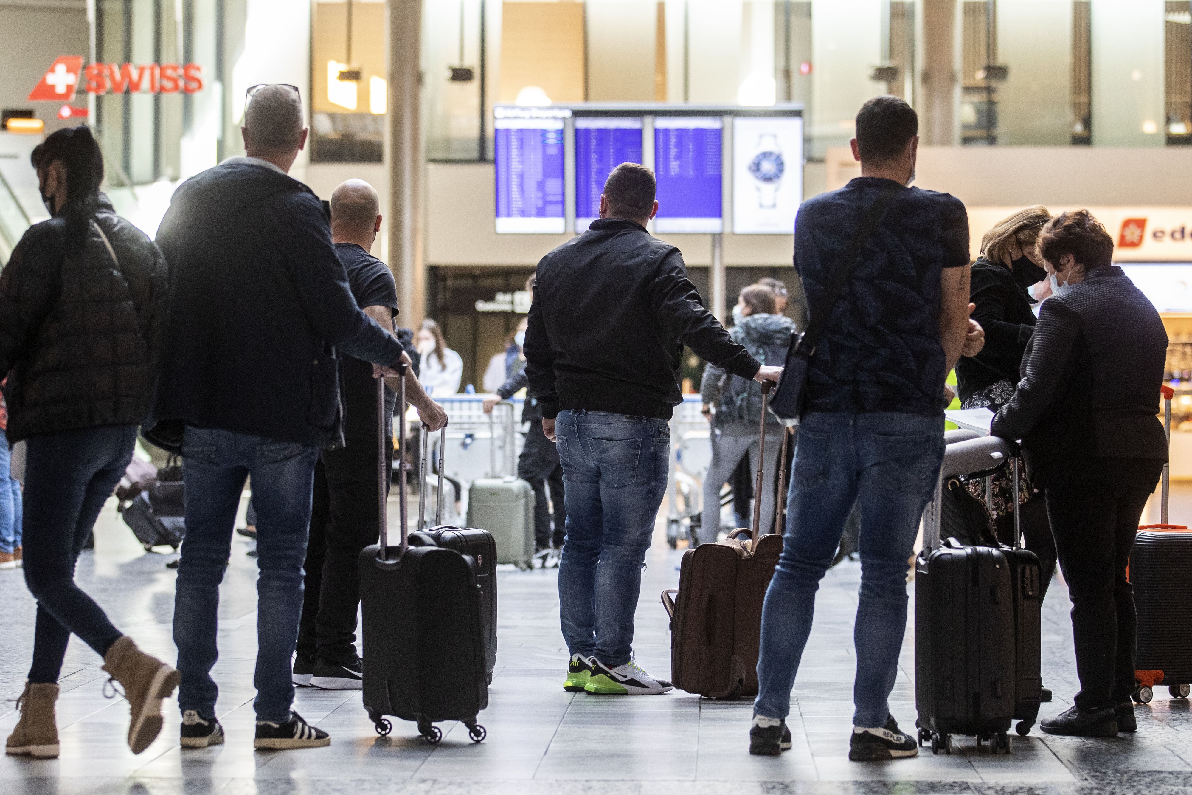 Download von www.picturedesk.com am 27.05.2021 (15:20).  Menschen stehen am Check-In Schalter der Fluggesellschaft Swiss am Flughafen Zuerich, fotografiert am Donnerstag, 1. April 2021. (KEYSTONE/Alexandra Wey) - 20210401_PD2929 - Rechteinfo: Rights Managed (RM)