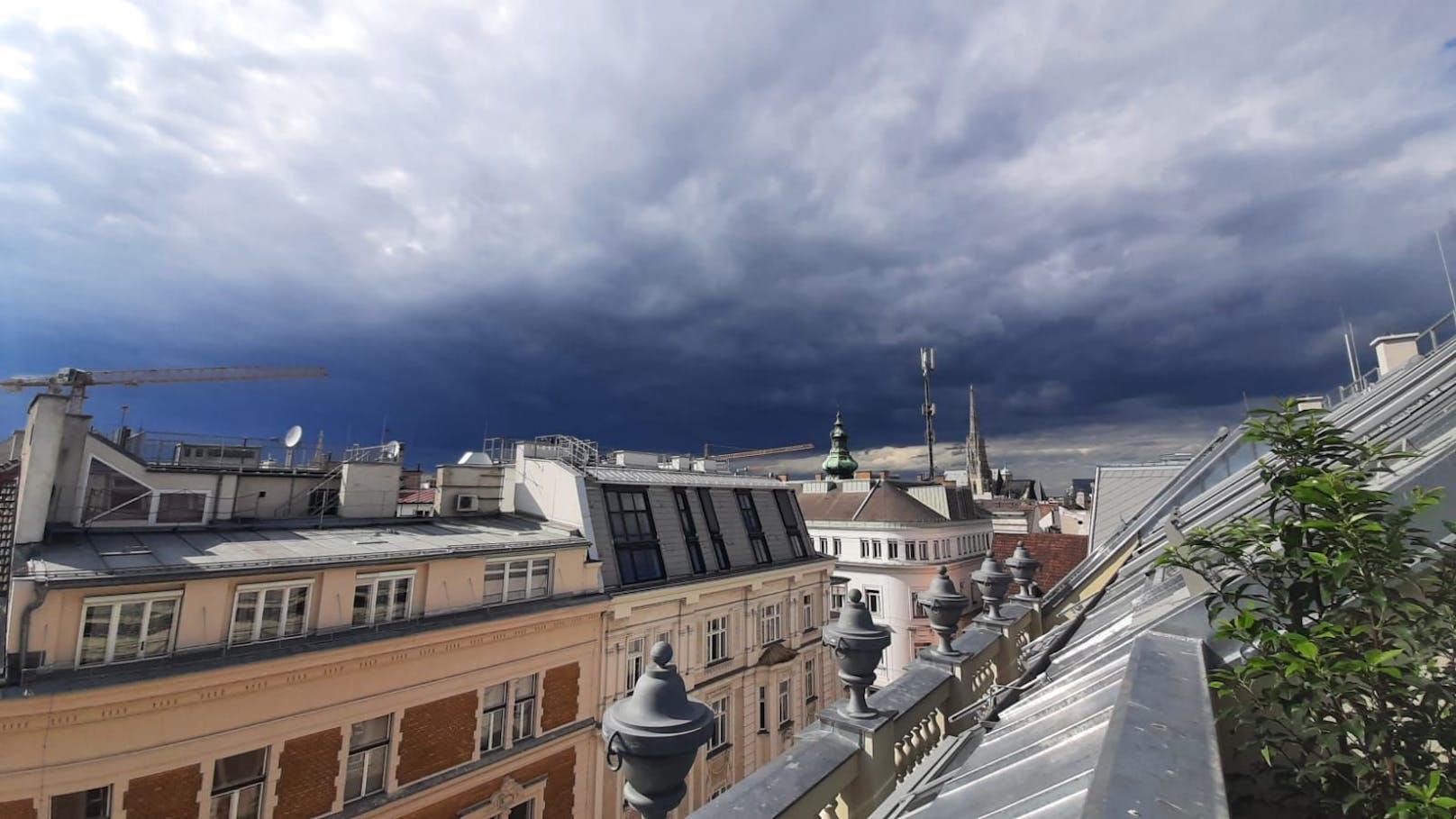 Heftiges Gewitter steht direkt vor den Toren Wiens