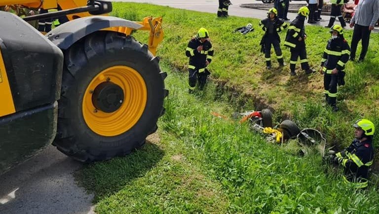 Der Mann wurde unter dem Rasenmähertraktor eingeklemmt.