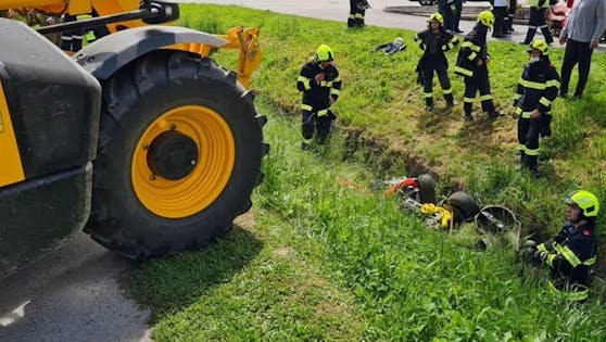 Der Mann wurde unter dem Rasenmähertraktor eingeklemmt.