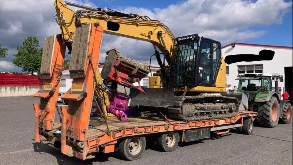 Die Polizei stoppte den Traktor samt Anhänger.