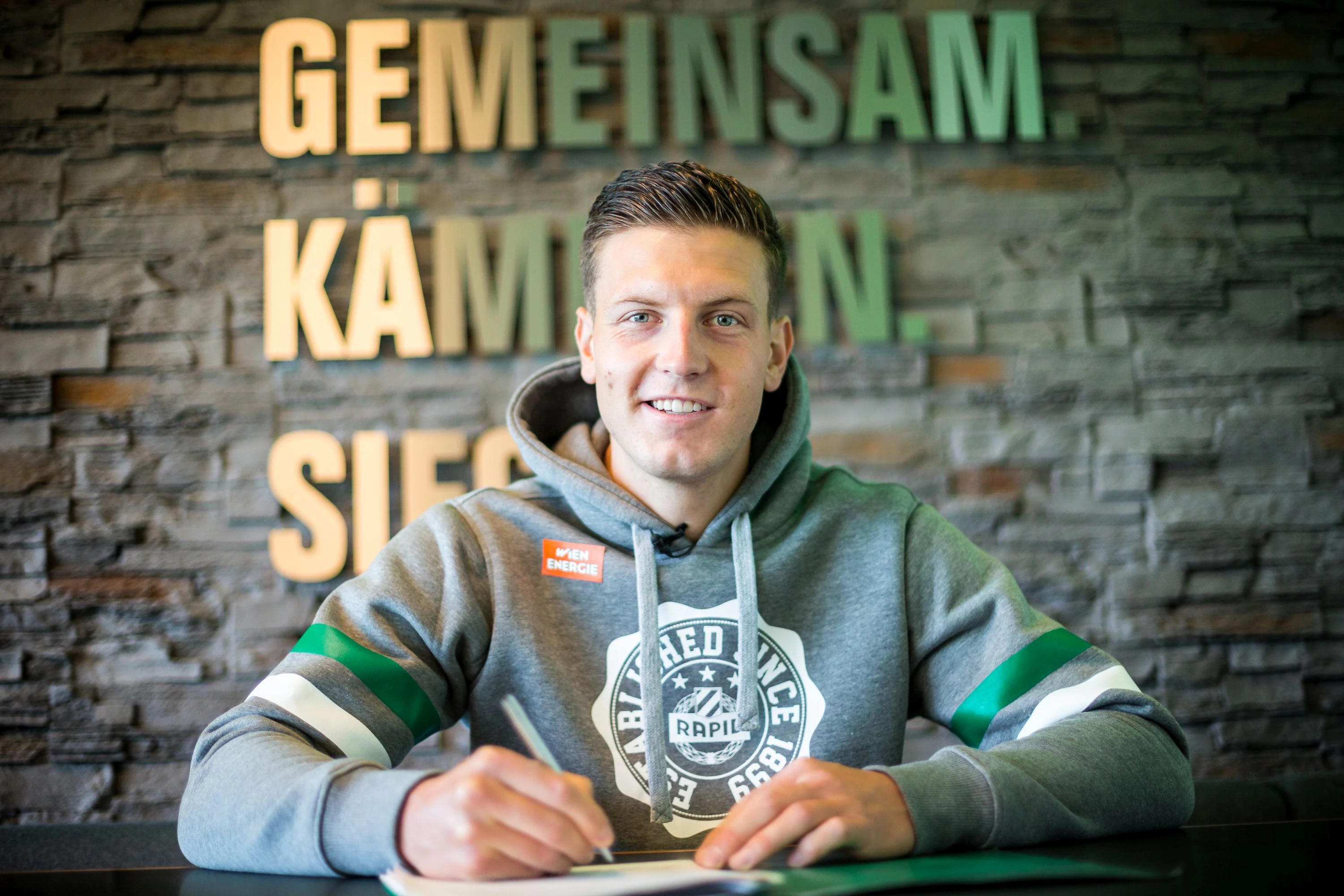 Kevin Wimmer bei der Rapid-Unterschrift.