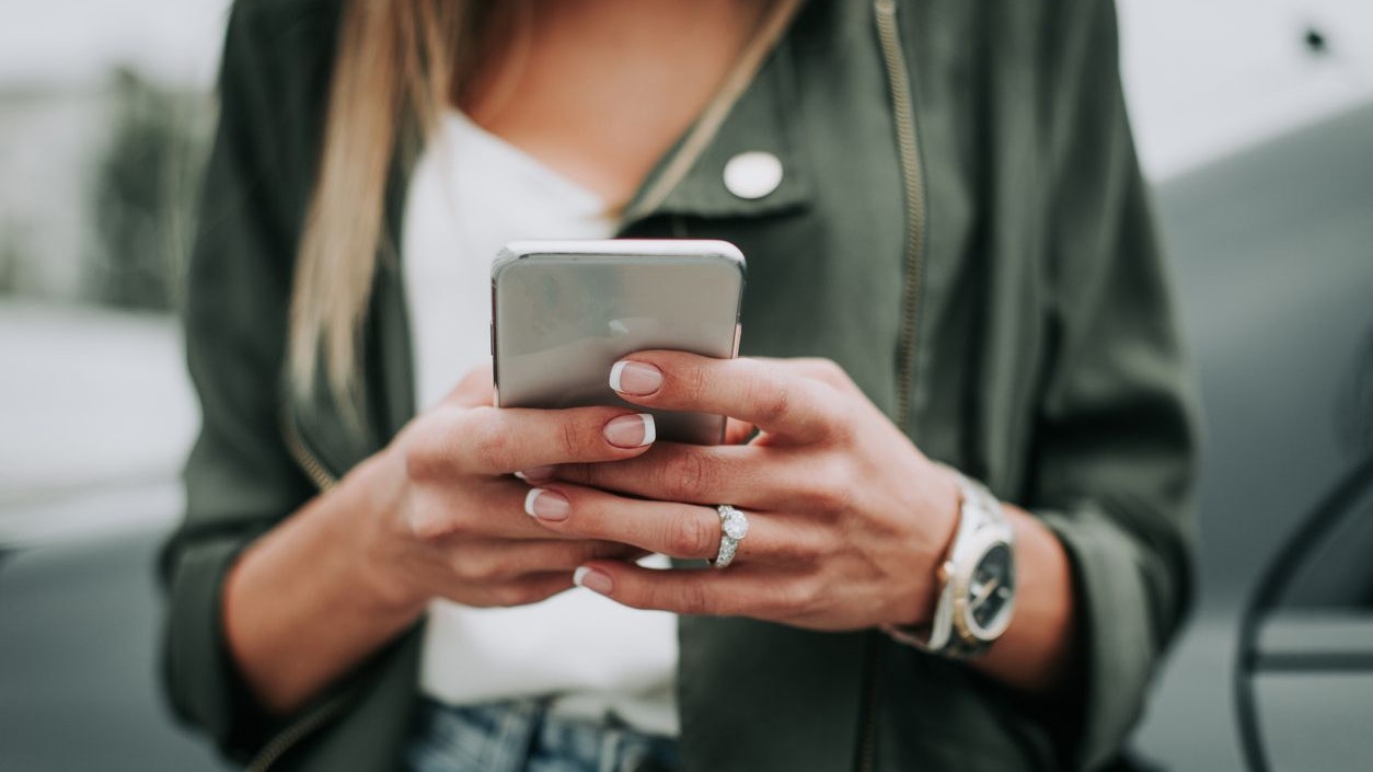 Warnung vor Fake-SMS zum Lieferstatus von Paketsendungen.