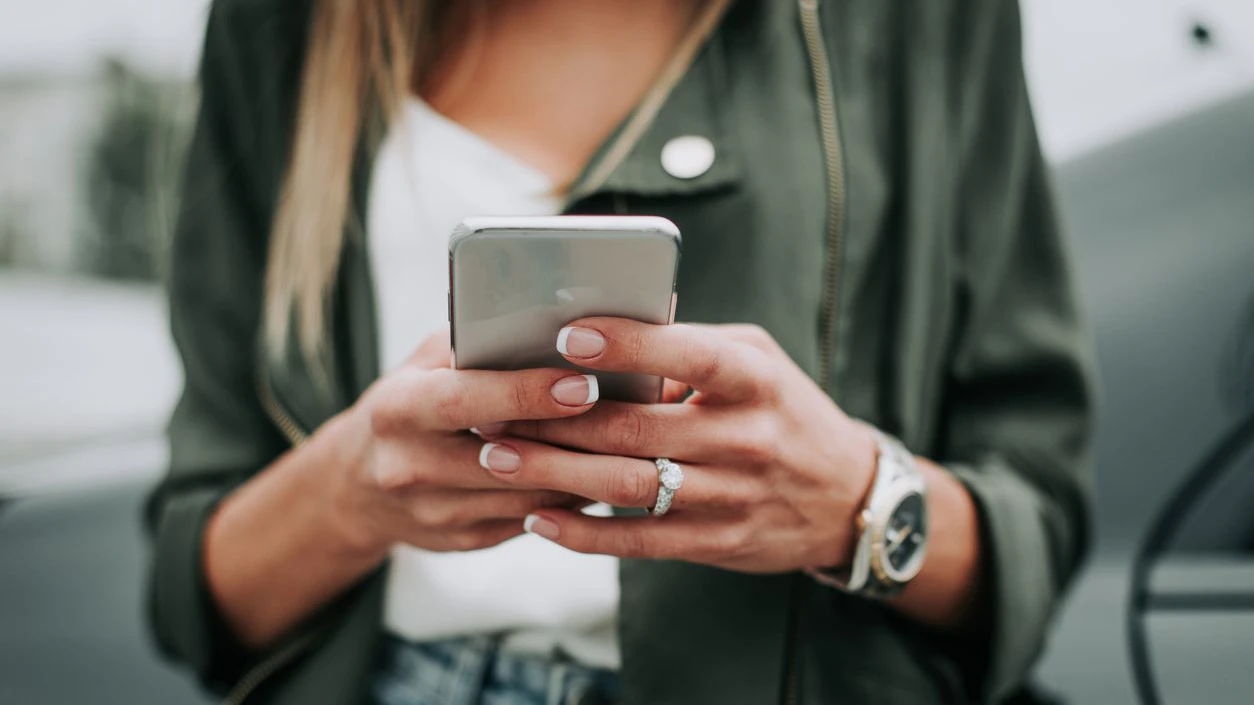 Warnung vor Fake-SMS zum Lieferstatus von Paketsendungen.