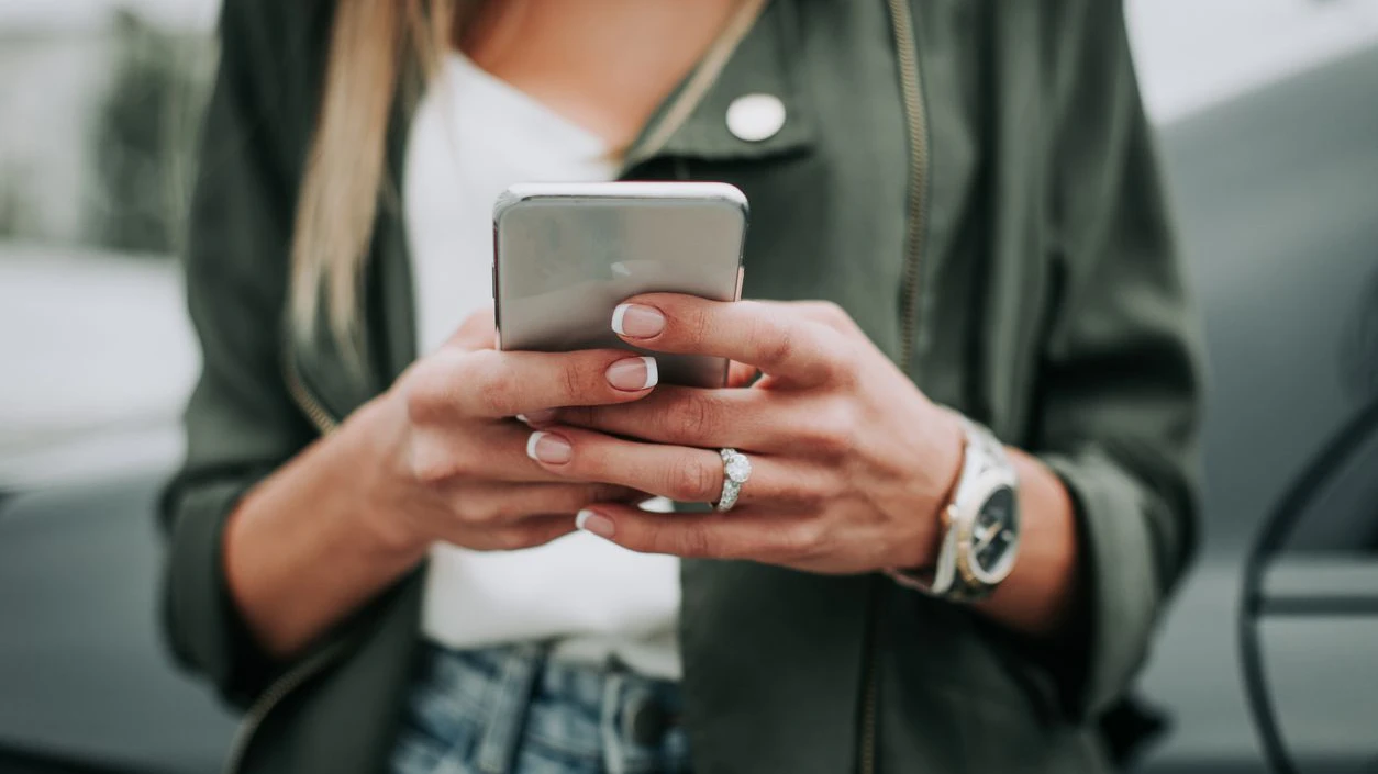 Warnung vor Fake-SMS zum Lieferstatus von Paketsendungen.