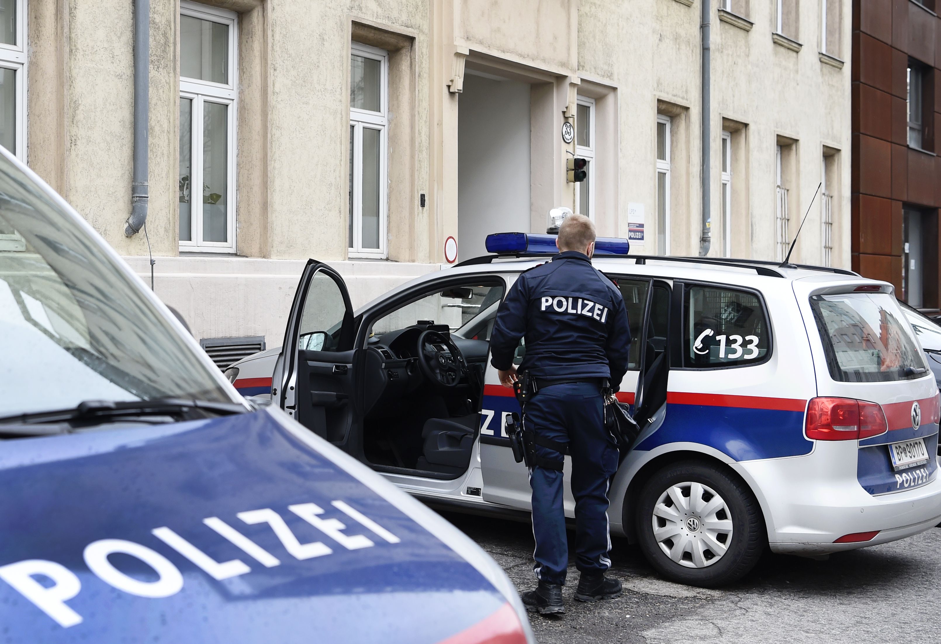 Im Bild: Ein Polizist vor der Polizeiinspektion Pappenheimgasse. (Archivbild)&nbsp;