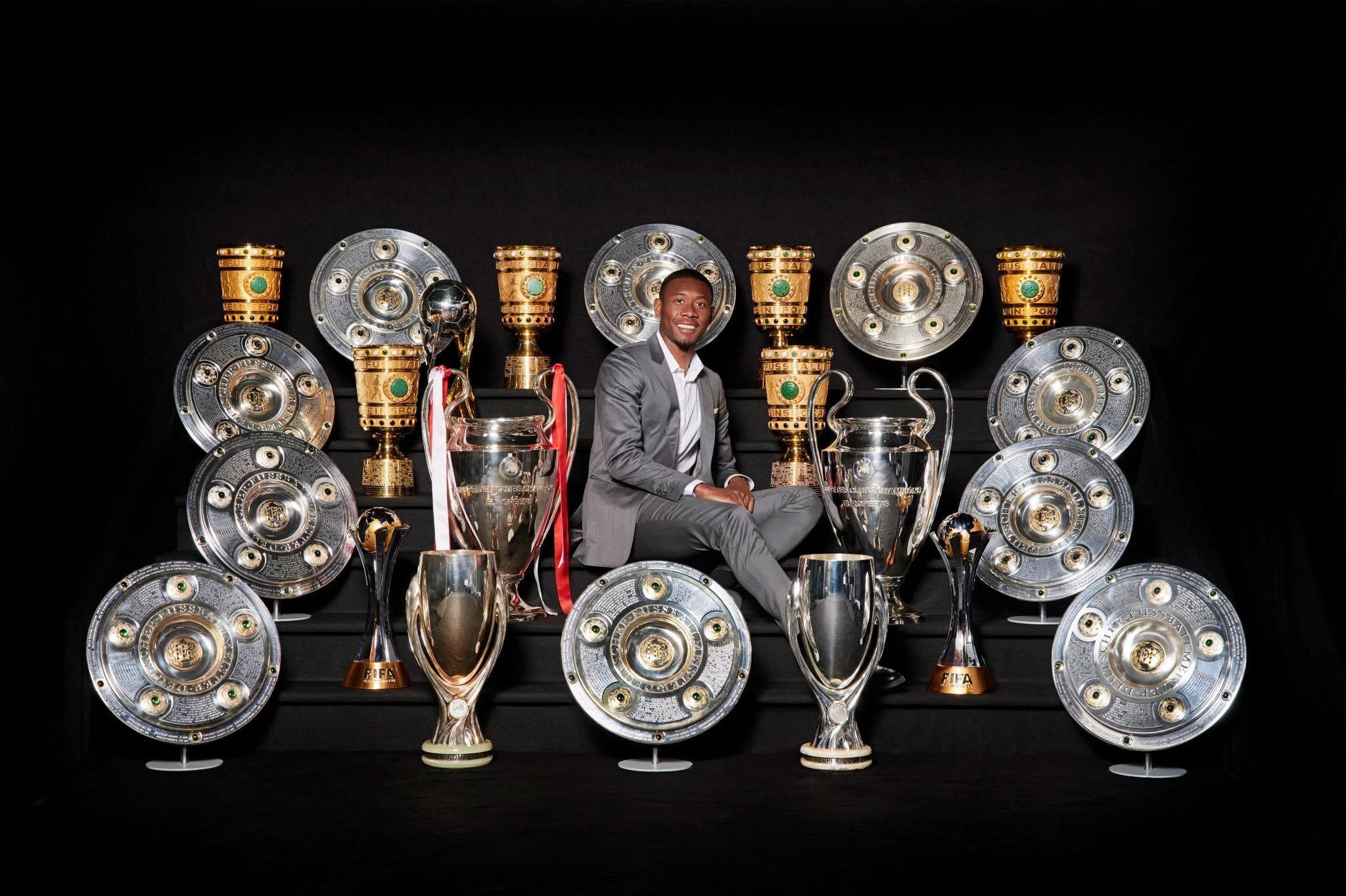 David Alaba mit seinen Trophäen.