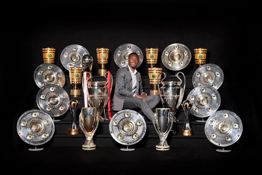 David Alaba mit seinen Trophäen.