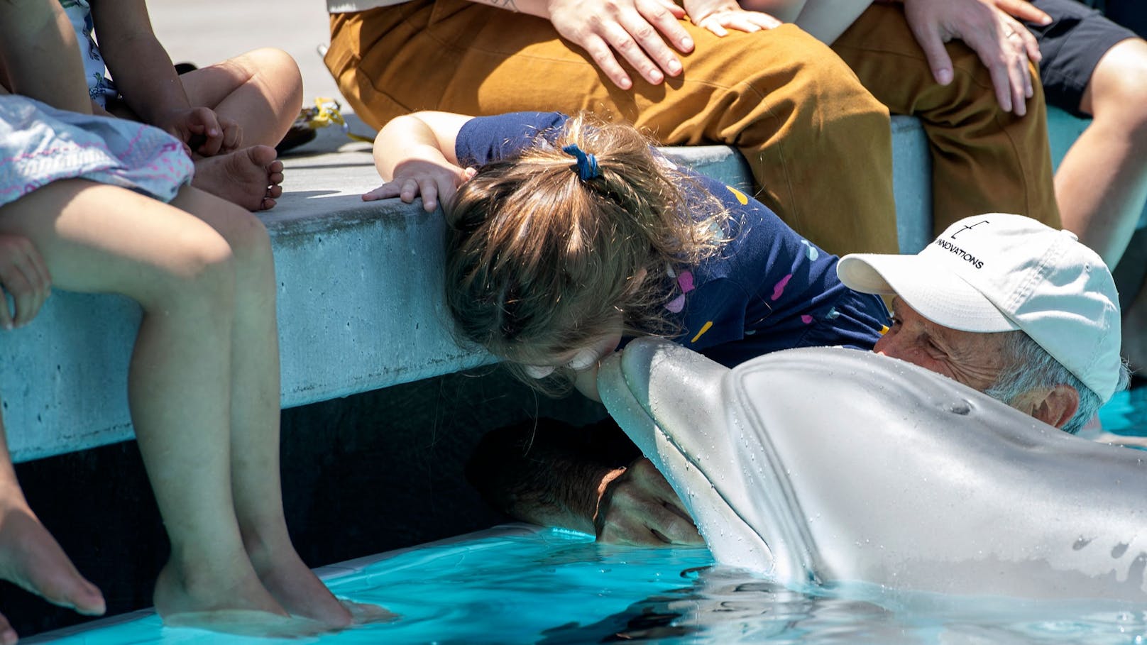 Für die Kinder macht es wohl keinen Unterschied, ob der Delfin echt oder ein Roboter ist. 