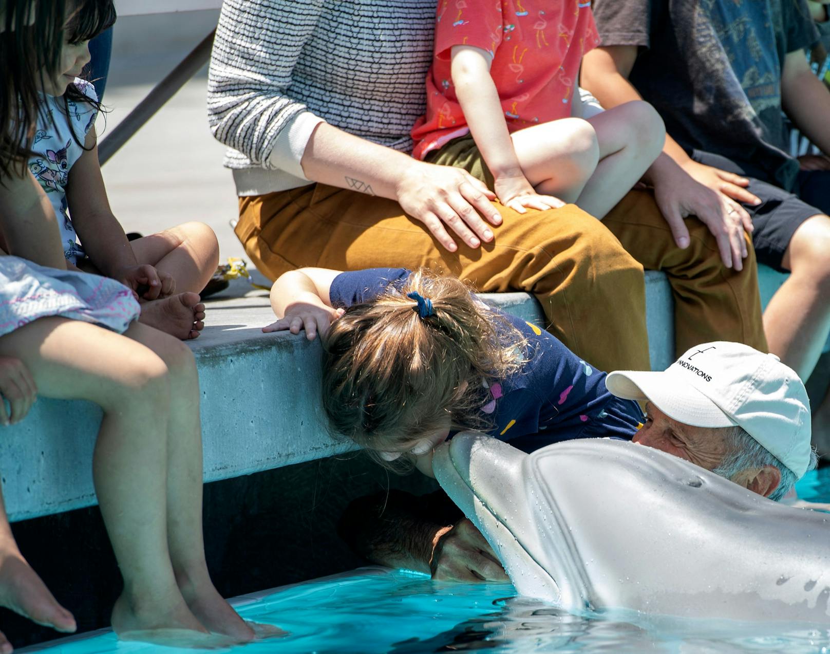Für die Kinder macht es wohl keinen Unterschied, ob der Delfin echt oder ein Roboter ist. 