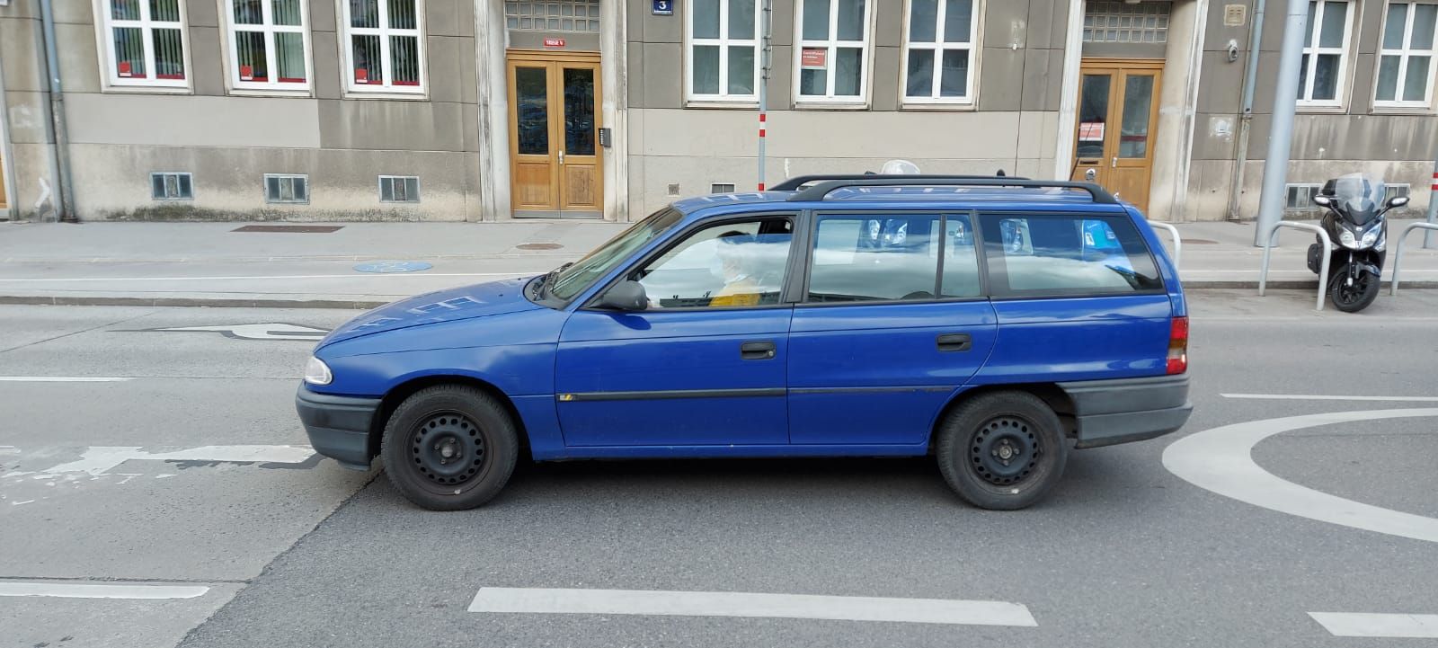 Die 77-Jährige wurde von einem unbekannten Mann auf der Straße attackiert.