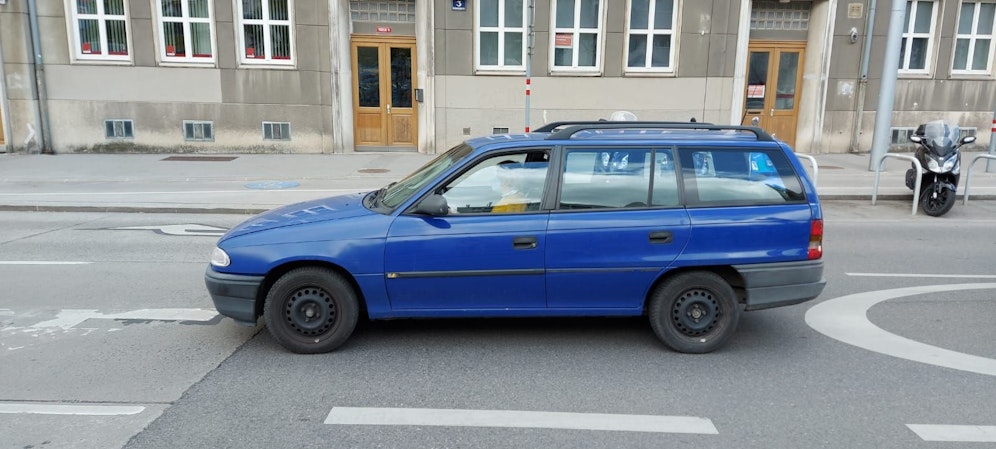 Die 77-Jährige wurde von einem unbekannten Mann auf der Straße attackiert.