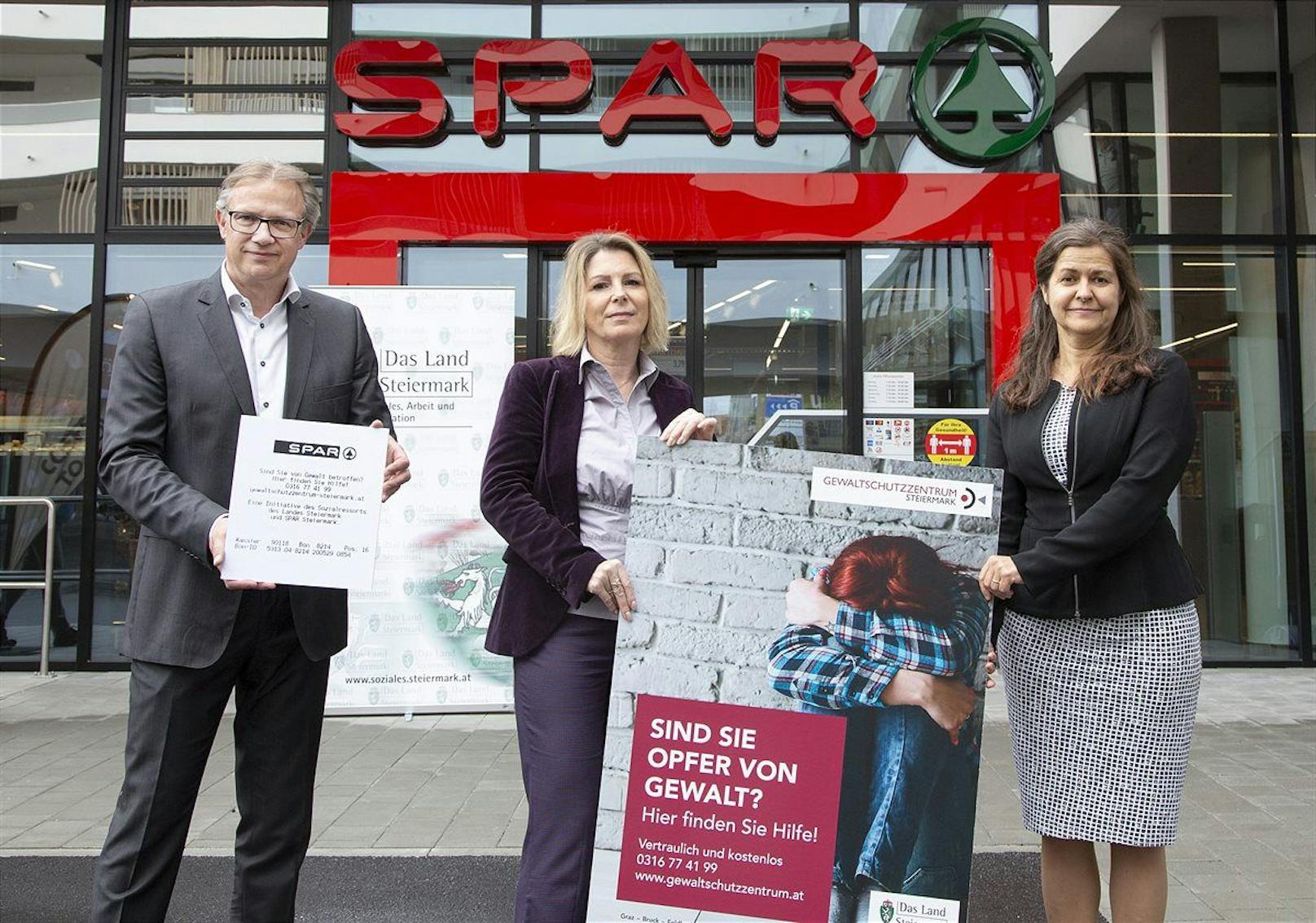 Soziallandesrätin Doris Kampus, SPAR Steiermark-Geschäftsführer Christoph Holzer und Marina Sorgo bei der Präsentation der Gewaltschutzkampagne.